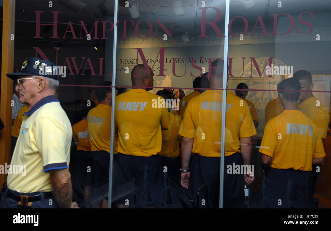 100816-N-6676S-031 NORFOLK (Août 16, 2010) Premier maître (CPO) temple de commandes locales visiter le Hampton Roads Naval Museum au cours de la 10e édition des Journées du patrimoine au centre-ville de CPO Norfolk. (U.S. Photo par marine Spécialiste de la communication de masse 2e classe John Stratton/libérés) US Navy 100816-N-6676S-031 Premier maître (CPO) temple de commandes locales visiter le Hampton Roads Naval Museum au cours de la 10e édition de la CPO Journées du patrimoine i Banque D'Images