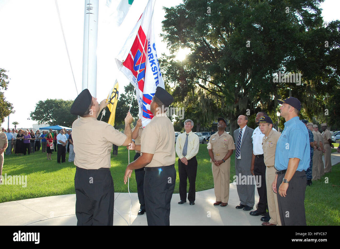 100818-N-3436L-002 JACKSONVILLE, Floride (16 août 2000 18, 2010) Les marins affectés au Naval Air Station Jacksonville (NAS Jax) Relever l'nouvelle Occupational Safety and Health Administration (OSHA) drapeau de la réalisation du Programme de protection volontaire OSHAÕs 'Star' de l'état au cours d'une cérémonie à NAS Jax. À la recherche de représentant de l'OSHA sont Jeffrey Romeo, droite, le Capitaine Jeffrey Maclay, commandant du NAS ; NAS Jax Jax représentant syndical Robert Winchester ; Bruce Cwalina, directeur exécutif du commandant, région sud-est de l'arrière de la marine ; le SMA. Arthur Johnson, commandant du Centre de sécurité maritime et Ron Williamson Jax-NAS Banque D'Images