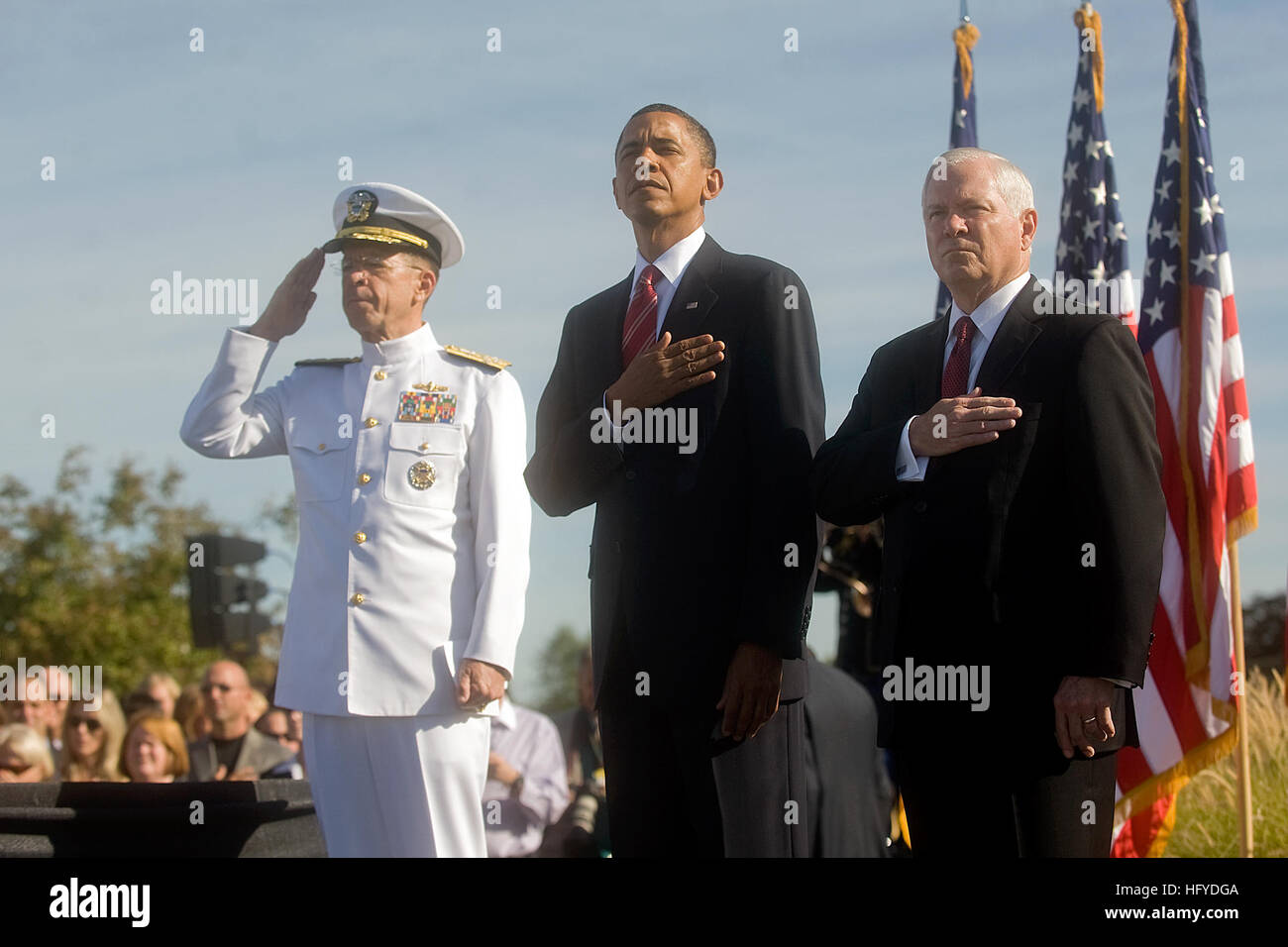 Les chefs militaires américains rendent des honneurs au Mémorial du Pentagone lors d'une cérémonie marquant le neuvième anniversaire des attentats du 11 septembre, y compris l'hymne national. Banque D'Images