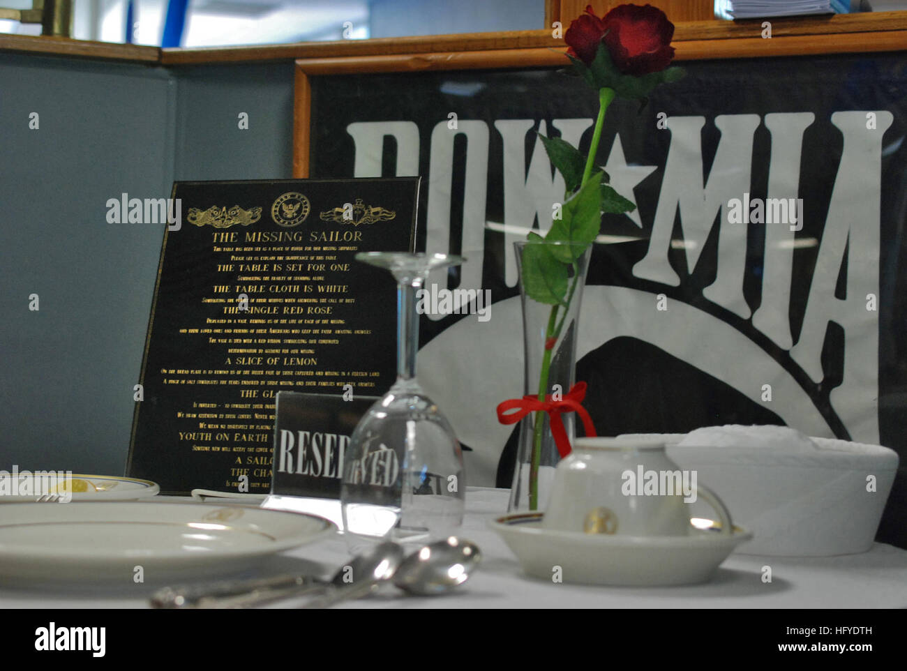 100917-N-2214H-022 Groton (Connecticut) (sept. 17, 2010) une table pour l'homme égaré se trouve dans le Hall de la cuisine Naval Submarine Base New London dans l'observation de POW/MIA Journée de reconnaissance. La table est ronde, symbole de notre grand souci pour nos hommes disparus. La nappe est blanche, symbolisant la pureté de leurs motivations en répondant à l'appel du devoir. La rose rouge, nous rappelle la vie de chacun des disparus et des proches et des amis qui continuent à chercher des réponses. Le vase est attaché avec un ruban rouge symbolisant notre détermination à rendre compte de notre manque. Un sl Banque D'Images