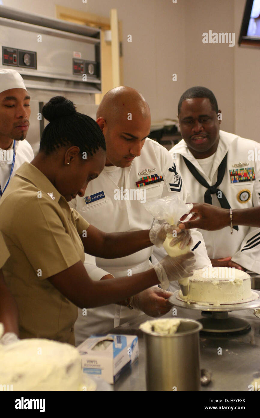 101013-N-1938G-016 TUCKER, ga (oct. 13, 2010) Yeoman 2e classe Arica Blake, affecté à l'appui opérationnel de la Marine Center, Atlanta, tuyaux glaçage sur un gâteau avec l'aide de spécialiste culinaire 2e classe Marcus Knueppel, affecté à la sous-marin lance-missiles USS Alabama (SSGN 729), lors d'un concours de décoration de gâteau à l'Institut Culinaire Le Cordon Bleu de Tucker, Ga, dans le cadre de la Semaine de la Marine d'Atlanta 2010. La Semaine de la Marine d'Atlanta est l'une des 19 semaines prévues en 2010 la Marine. Semaines marine montrer aux Américains l'investissement qu'ils ont fait dans leur Marine et accroître la sensibilisation dans les villes qui n'ont pas de sig Banque D'Images