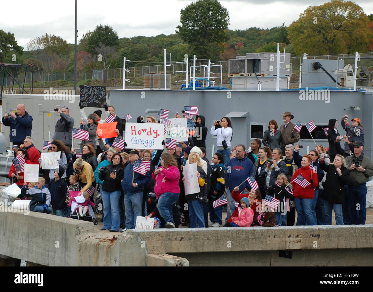 101015-N-3090M-050 Groton (Connecticut) (oct. 15, 2010) Les amis et la famille de marins à bord de la classe Los Angeles d'attaque USS Pittsburgh (SSN 720) Bienvenue accueil proches à Pittsburgh revient à Naval Submarine Base New London après un déploiement de six mois. Pittsburgh a conduit des missions dans la zone de responsabilité du commandement européen. (U.S. Photo par marine Spécialiste de la communication de masse 1re classe Steven Myers/libérés) US Navy 101015-N-3090M-050 Les amis et la famille de marins à bord de la classe Los Angeles d'attaque USS Pittsburgh (SSN 720) Bienvenue accueil adoré Banque D'Images