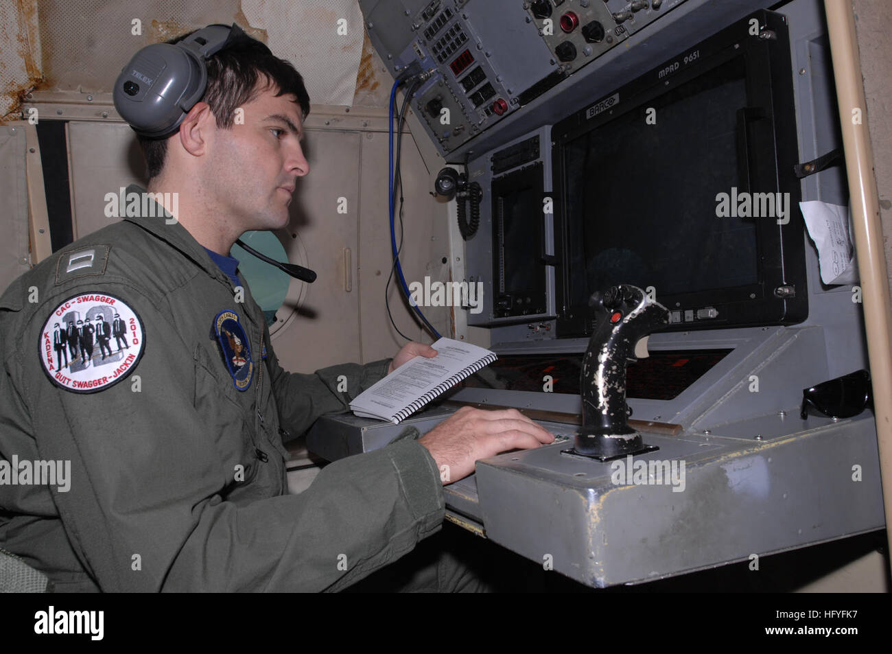 101028-N-8623S-041 MISAWA, Japon (oct. 28, 2010) Le Lieutenant Sean O'Neill, coordonnateur tactique de l'Escadron de patrouille (VP) 9, effectue une vérification de la continuité de la bouée pendant une inspection prévol à bord d'un P-3 Orion à Misawa Air Base. VP-9 est sur un déploiement dans la 7e Flotte des États-Unis zone de responsabilité. (U.S. Photo par marine Spécialiste de la communication de masse en chef Daniel Sanford/libérés) US Navy 101028-N-8623S-041 Le Lieutenant Sean O'Neill, coordonnateur tactique de l'Escadron de patrouille (VP) 9, effectue un contrôle de continuité des bouées acoustiques lors d'un prefligh Banque D'Images