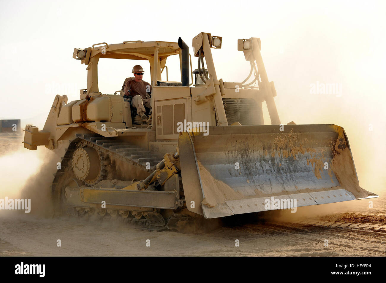 101030-N-6436W-048 DEI DADI II, l'Afghanistan (oct. 30, 2010) 3ème classe opérateur Équipement Jacob Higgins, affectés à la construction navale (bataillon Mobile NMCB) 40, exploite un niveau de nivelage le site d'un projet au Camp II, Deh Dadi l'Afghanistan. (U.S. Photo par marine Spécialiste en communications de masse en chef Michael B. Watkins/libérés) US Navy 101030-N-6436W-048 3e classe opérateur quipment Jacob Higgins, affectés à la construction navale (bataillon Mobile NMCB) 40, exploite un t bouteur Banque D'Images