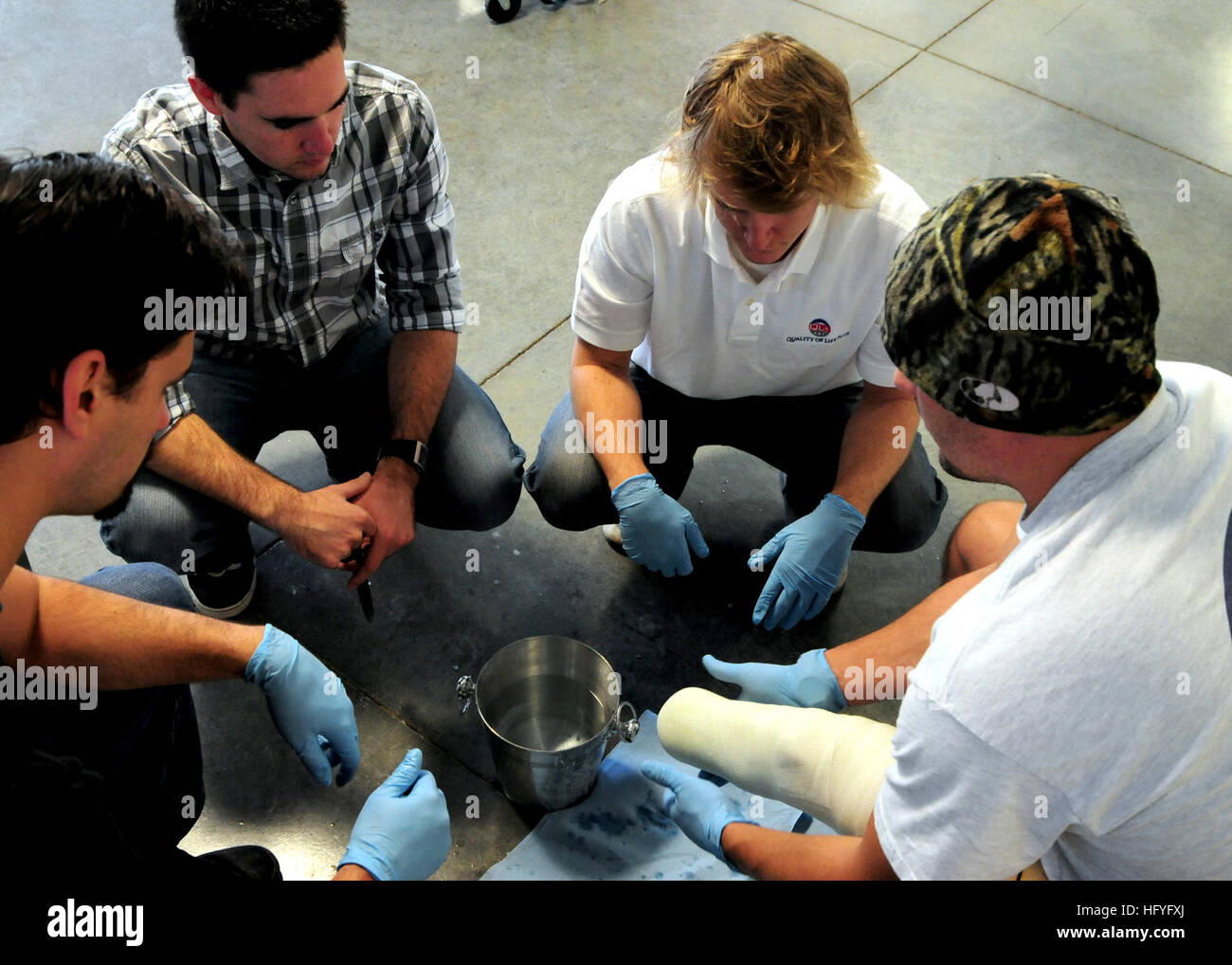 101104-N-5148B-095 San Luis Obispo, Californie (nov. 4, 2010) Brian Hughs, Robert DeRohan et Matt Griebel, tous partie d'un homme de la qualité de vie plus (QL +), l'équipe de cast une impression d'une marine de guerre spéciaux opérateur (JOINT) affecté à une base de la côte Est de l'équipe d'étanchéité à la California Polytechnic State University. L'impression permet à l'équipe d'avoir les dimensions exactes de sa jambe pour une fixation correcte des mécanismes prothétiques. La qualité de vie Plus est basée à l'université et a fait équipe avec la Fondation des opérations spéciales de la marine pour créer des prothèses pour le service actif les joints. (U.S. Phot de la marine Banque D'Images