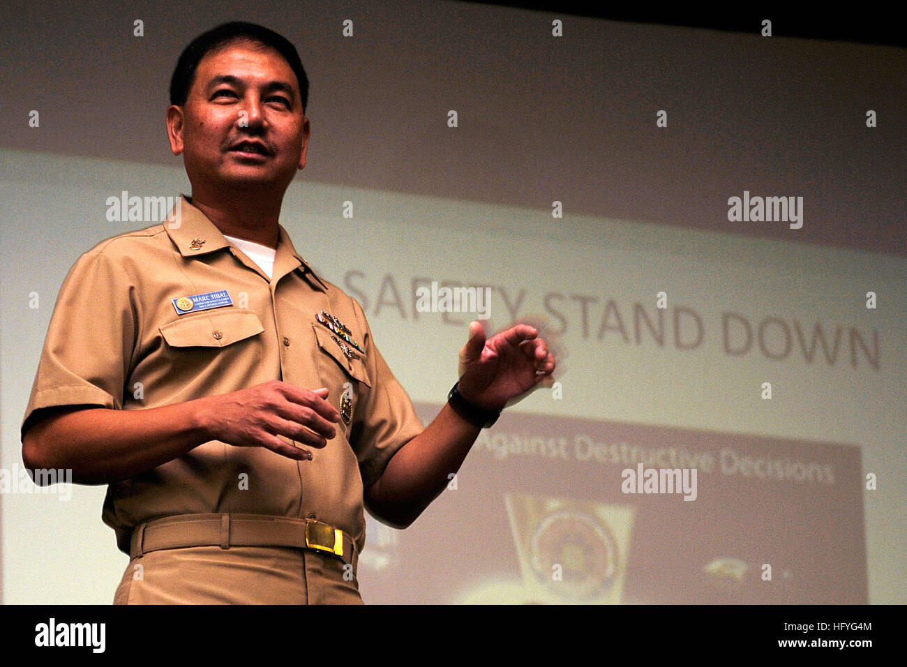 101108-N-7498L-013 PEARL HARBOR (nov. 8, 2010) Région de la marine commande Hawaii Master Chief Marcos Sibal parle au cours de la Coalition de marins contre toutes les décisions destructrices-mains support de sécurité vers le bas. La coalition vise à renforcer une culture de pairs aidant les marins et contribuer à l'unité de commande et de préparation aux missions. (U.S. Photo par marine Spécialiste de la communication de masse 2e classe Logico/Mark) Parution US Navy 101108-N-7498L-013 Commande Hawaii Région Marine Master Chief Marcos Sibal parle au cours de la Coalition de marins contre décision destructive Banque D'Images