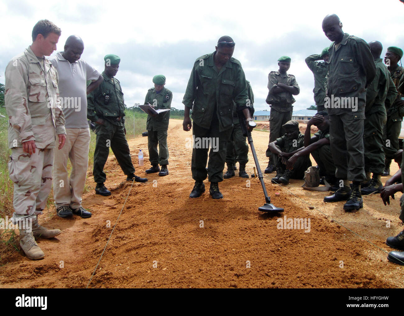 101116-N-0237L-008 Kisangani, République démocratique du Congo (nov. 16, 2010) chef technicien des explosifs et munitions, M. Fish royal gauche, attribué à l'unité mobile de destruction des engins explosifs (EODMU 6), enseigne des Forces armées de la République démocratique du Congo Grand Kilubi Kalukula Bernard, affectées au Centre de formation des unités de réaction rapide, comment utiliser un Minelab F3 détecteur de métal. EODMU-6 est joint à la U.S. Africa Command et travaille avec les pays africains dans le cadre d'un effort pour soutenir l'Action humanitaire contre les mines Programme de formation des formateurs pour enseigner aux opérations de déminage, des débris de Banque D'Images