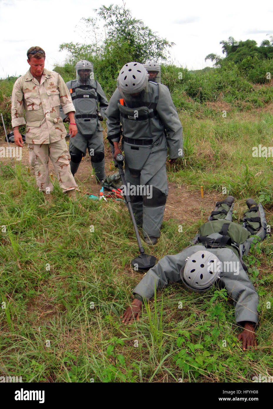 101124-N-0237G-052 Kisangani, République démocratique du Congo (nov. 24, 2010) chef technicien des explosifs et munitions, M. Fish royal gauche, attribué à l'élimination des explosifs et munitions (unité mobile) EODMU 6, observe des Forces armées de la République démocratique du Congo, le personnel affecté au Centre de formation des unités de réaction rapide lors d'un accident de déminage de forage. EODMU-6 est joint à la U.S. Africa Command et travaille avec les pays africains dans le cadre d'un effort pour soutenir l'Action humanitaire contre les mines Programme de formation des formateurs pour enseigner le déminage, l'élimination des restes explosifs de guerre, explos Banque D'Images