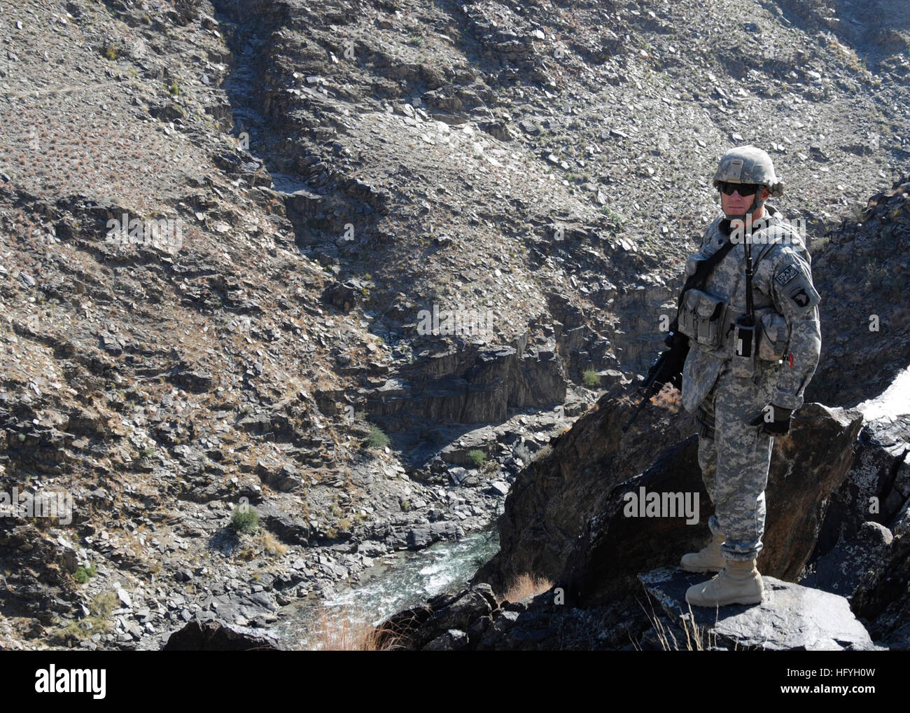 101126-F-3959E-089 PROVINCE NURISTAN, Afghanistan (nov. 26, 2010) La Marine américaine Corvette. Bill Mallory, de Chesapeake, en Virginie, commandant de l'Équipe de reconstruction provinciale Nuristan, examine un canal dans Nangaresh. Les équipes de reconstruction provinciales visent à atténuer les sources d'instabilité, de renforcer le soutien pour le gouvernement et d'améliorer la vie quotidienne des citoyens afghans. (U.S. Air Force photo par un membre de la 1re classe Chanise/Epps) Parution US Navy 101126-F-3959E-089 de frégate américaine. Bill Mallory, de Chesapeake, en Virginie, commandant de l'Équipe de reconstruction provinciale Nuristan Banque D'Images