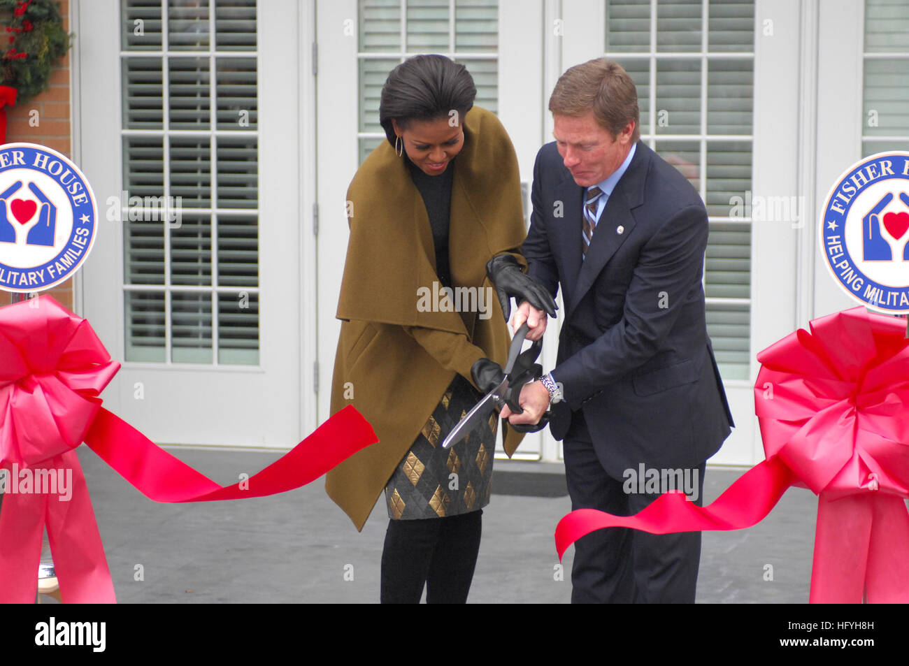 120210-N-9330D-001 Bethesda, MD, (déc. 2, 2010) La Première Dame Michelle Obama et le président de la Fondation de la maison Fisher Ken Fisher couper un ruban au cours d'une cérémonie pour la première des trois nouvelles maisons de pêcheurs au National Naval Medical Center. Les nouvelles maisons seront en plus des deux chambres en ce moment sur le campus. (Cat/DeBinder) Parution US Navy 120210-N-9330D-001 La Première Dame Michelle Obama et le président de la Fondation de la maison Fisher Ken Fisher couper un ruban au cours d'une cérémonie de dédicace Banque D'Images