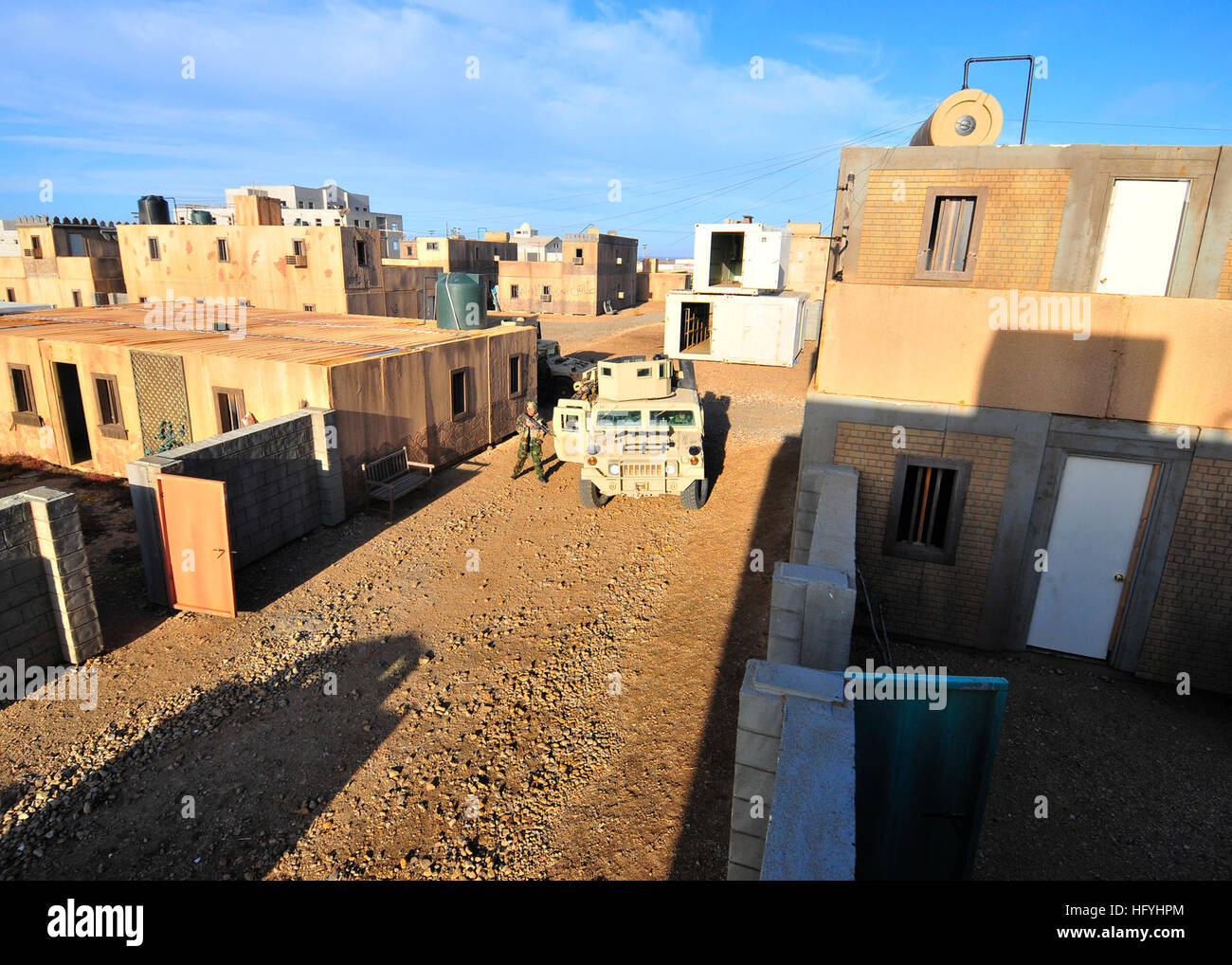101210-N-4044H-153 l'île San Clemente, Californie (déc. 10, 2010) un spécialiste des opérations spéciales de la marine américaine (Joint) attribué à Seal Team 17, une unité composée de membres actifs et de réserve basé à Coronado, en Californie, se dresse au cours de surveillance sécurité formation à la mobilité avec une simulation par hummers city dans le cadre d'un travail de pré-déploiement de la cycle. Les Navy SEALs sont la composante maritime des Forces d'opérations spéciales américaines et sont formés pour effectuer une variété d'opérations à partir de la mer, l'air et la terre. (U.S. Photo par marine Spécialiste de la communication de masse 2e classe Eddie Harrison/libérés) US Navy 101 Banque D'Images 101210-N-4044H-153 l'île San Clemente, Californie (déc. 10, 2010) un spécialiste des opérations spéciales de la marine américaine (Joint) attribué à Seal Team 17, une unité composée de membres actifs et de réserve basé à Coronado, en Californie, se dresse au cours de surveillance sécurité formation à la mobilité avec une simulation par hummers city dans le cadre d'un travail de pré-déploiement de la cycle. Les Navy SEALs sont la composante maritime des Forces d'opérations spéciales américaines et sont formés pour effectuer une variété d'opérations à partir de la mer, l'air et la terre. (U.S. Photo par marine Spécialiste de la communication de masse 2e classe Eddie Harrison/libérés) US Navy 101 Banque D'Images