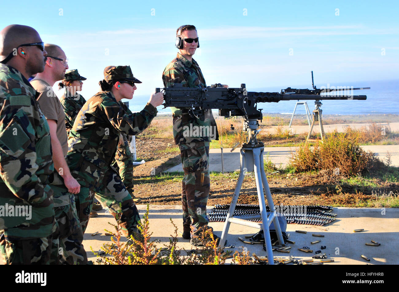 101211-N-4044H-045 l'île San Clemente, Californie (déc. 11, 2010) Yeoman 1re classe Christine Dipaola, attribué à Seal Team 17, une unité composée de membres actifs et de réserve basé à Coronado, en Californie, les feux d'une arme de calibre 50 au cours de la formation du corps expéditionnaire. Les membres de l'équipe sont à San Clemente, d'effectuer des exercices en préparation pour un prochain déploiement. (U.S. Photo par marine Spécialiste de la communication de masse 2e classe Eddie Harrison/libérés) US Navy 101211-N-4044H-045 Yeoman 1re classe Christine Dipaola, attribué à Seal Team 17, une unité composée d'active et de réserve compo Banque D'Images 101211-N-4044H-045 l'île San Clemente, Californie (déc. 11, 2010) Yeoman 1re classe Christine Dipaola, attribué à Seal Team 17, une unité composée de membres actifs et de réserve basé à Coronado, en Californie, les feux d'une arme de calibre 50 au cours de la formation du corps expéditionnaire. Les membres de l'équipe sont à San Clemente, d'effectuer des exercices en préparation pour un prochain déploiement. (U.S. Photo par marine Spécialiste de la communication de masse 2e classe Eddie Harrison/libérés) US Navy 101211-N-4044H-045 Yeoman 1re classe Christine Dipaola, attribué à Seal Team 17, une unité composée d'active et de réserve compo Banque D'Images