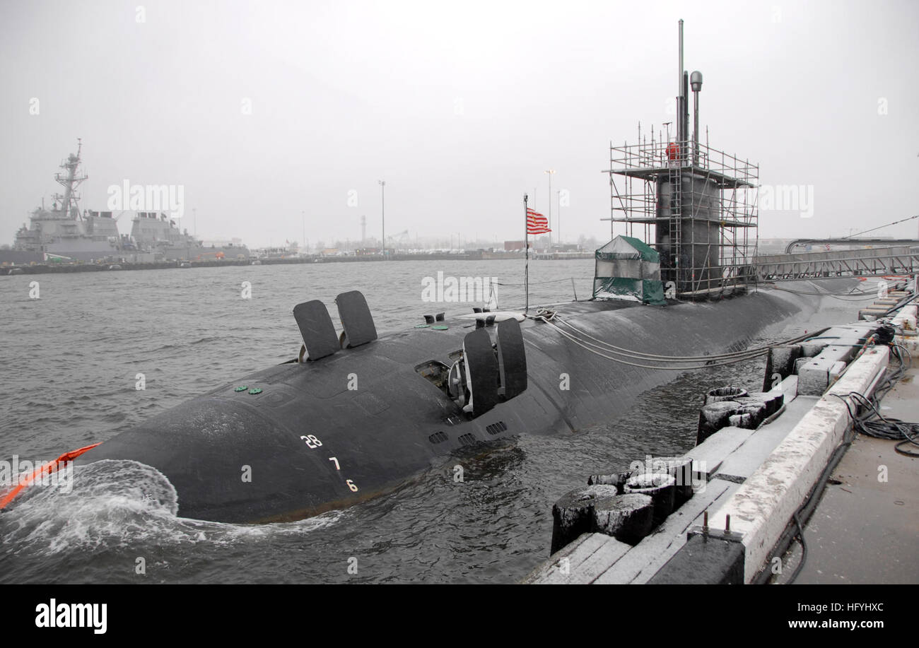 101213-N-7705S-003 NORFOLK (déc. 13, 2010) La classe de Los Angeles sous-marin d'attaque USS Montpelier (SSN 765) est piersside à Norfolk Naval Station comme une tempête de neige au début de l'hiver apporte à la région de Hampton Roads. (U.S. Photo par marine Spécialiste de la communication de masse 1re classe Todd A. Schaffer/libérés) US Navy 101213-N-7705S-003 USS Montpelier (SSN 765) est piersside à Norfolk Naval Station comme une tempête de neige au début de l'hiver apporte à l'Hampton Roads Banque D'Images