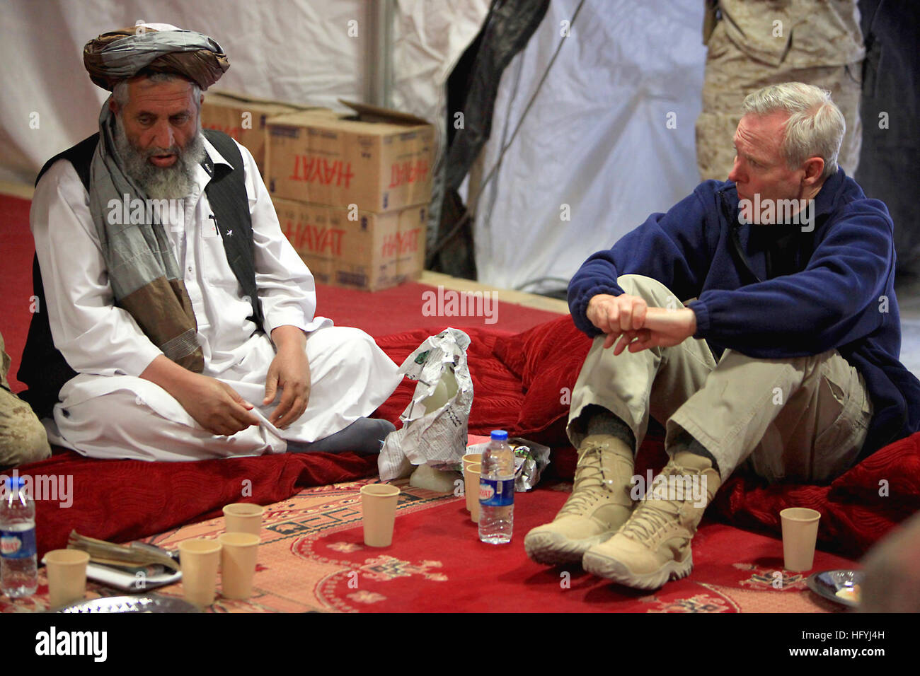 101217-M-0301S-474, d'HELMAND Afghanistan (déc. 17, 2010) Secrétaire de la Marine (SECNAV) E. Ray Mabus, droite, mène d'une shura, ou d'une réunion avec les dirigeants afghans, à la base de patrouille Jaker dans la province de Helmand. Claude U.S. Marine Corps Brig. Le général C.L. Visité Hudson Marines et marins de Marjah Sangin et de discuter des événements actuels et répondre aux questions sur l'appui de la Force internationale d'assistance. (U.S. Marine Corps photo par le Cpl. Lindsay L. Sayres, Corps des Marines des États-Unis/libérés) US Navy 101217-M-0301S-474 Secrétaire de la Marine (SECNAV) E. Ray Mabus, droite, mène d'une shura, ou réunion, w Banque D'Images