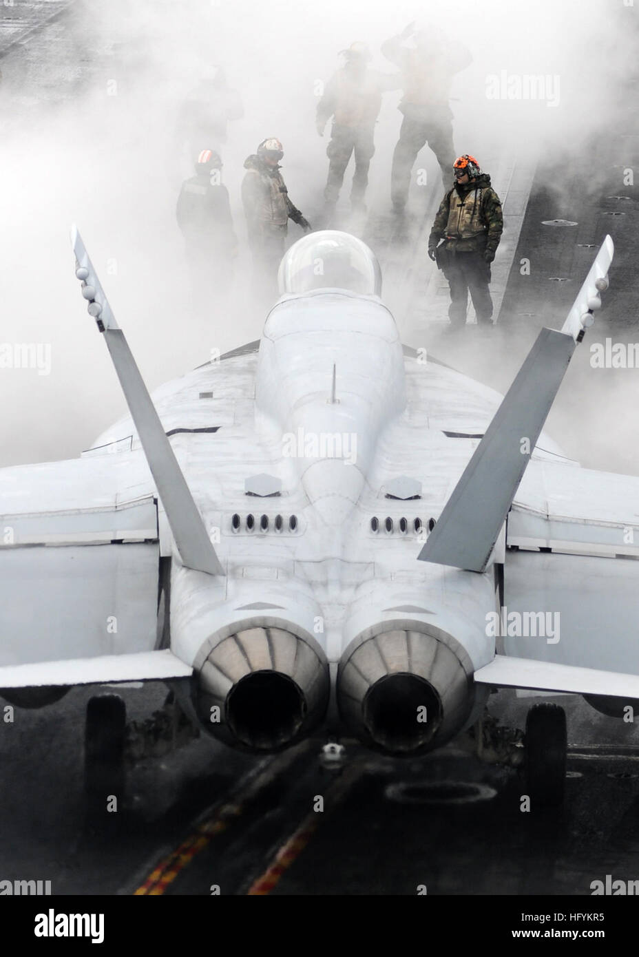 110216-N-DM338-313 OCÉAN PACIFIQUE (fév. 16, 2011) Un F/A-18E Super Hornet affectés à l'escadron de combat interarmées des Argonautes (VFA) 147 se met en position de catapulter du porte-avions USS Ronald Reagan (CVN 76). Le groupe aéronaval du Ronald Reagan est en cours d'un exercice d'une force opérationnelle avant de déployer à l'ouest de l'océan Pacifique et la zone de responsabilité. (U.S. Photo par marine Spécialiste de la communication de masse/Groesch Matelot Nicholas A.) Parution US Navy 110216-N-DM338-313 Une F-A-18E Super Hornet affectés à les argonautes de Strike Fighter Squadro Banque D'Images