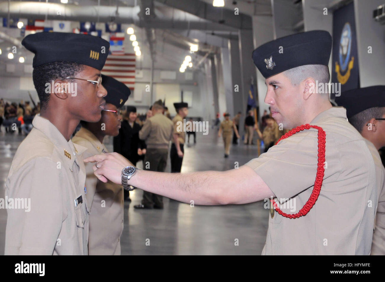 110312-N-IK959-433 NAVAL STATION GREAT LAKES, dans l'Illinois (12 mars 2011) BoatswainÕs Mate 2e classe Daniel Muniz, droite, inspecte des cadets de la Marine ROTC Junior Le Lieutenant Cmdr. Timothy Johnson, un junior de Siméon High School de Chicago, au cours d'une inspection du personnel à la zone marine 2011 ROTC Junior 3 Universitaire Régional de l'Ouest, athlétique et percer répondre à la commande d'entraînement des recrues. Plus de 400 cadets de la Marine 18 unités ROTC Junior à partir de huit états du Midwest ont participé aux deux journées de rencontre. Plus de 40 commandants de division de recruter, comme Muniz, s'est porté volontaire pour être juges de la compétition. Lycée Zion-Benton (Ill.) Haute S Banque D'Images