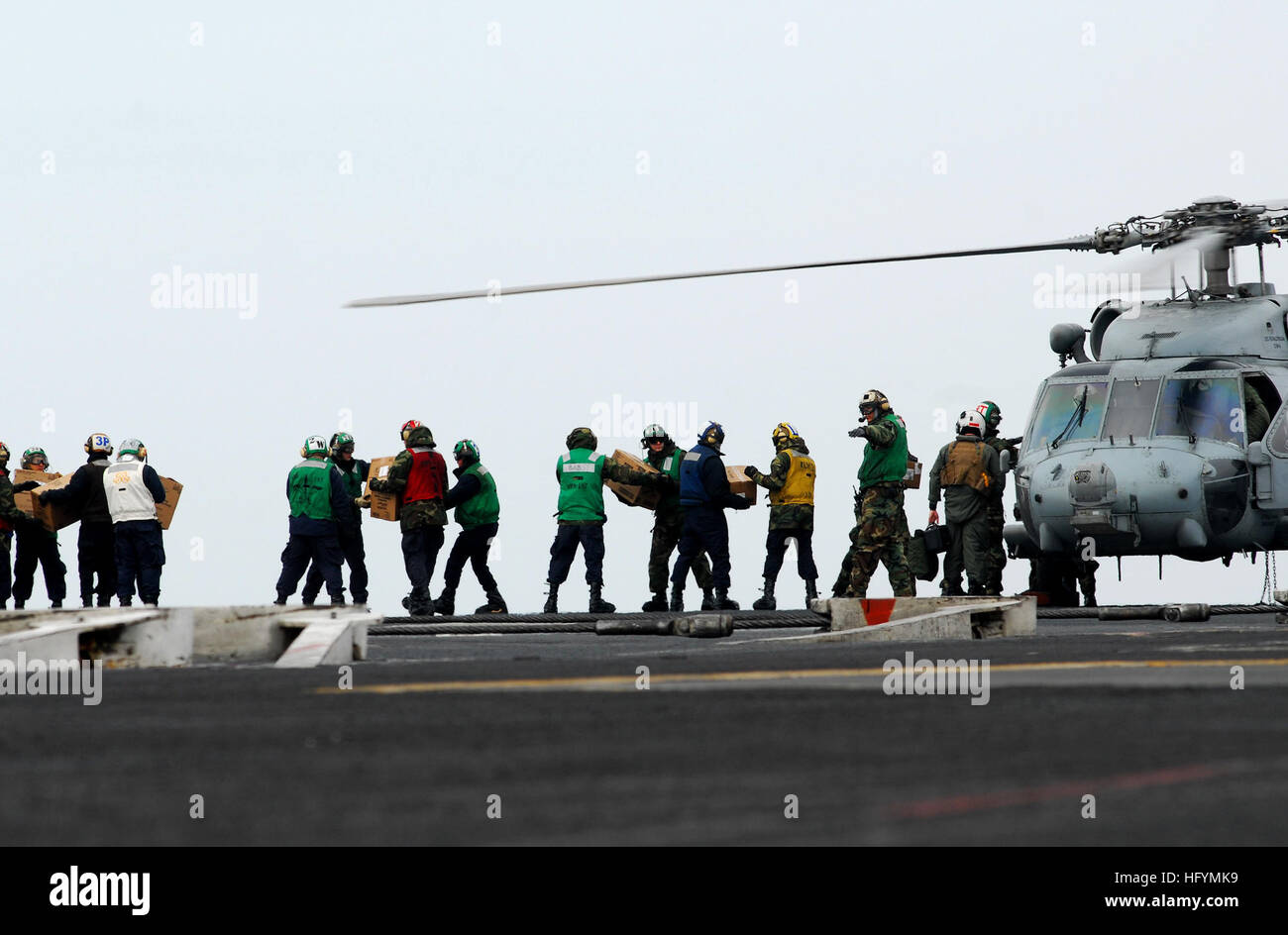 110315-N-GL340-170 OCÉAN PACIFIQUE (15 mars 2011) marins apporter de la nourriture et de l'eau sur un HH-60H Sea Hawk affecté à l'Escadron anti-sous-marin de Black Knights (HS) 4 à bord du porte-avions USS Ronald Reagan (CVN 76). Ronald Reagan est au large des côtes du Japon une aide humanitaire au Japon comme indiqué à l'appui de l'opération Tomodachi. (U.S. Photo par marine Spécialiste de la communication de masse Seaman Apprentice Michael Feddersen/libérés) US Navy 110315-N-GL340-170 marins apporter de la nourriture et de l'eau sur un HH-60H Sea Hawk affecté à la Black Knights de la lutte anti-sous-Squ Banque D'Images