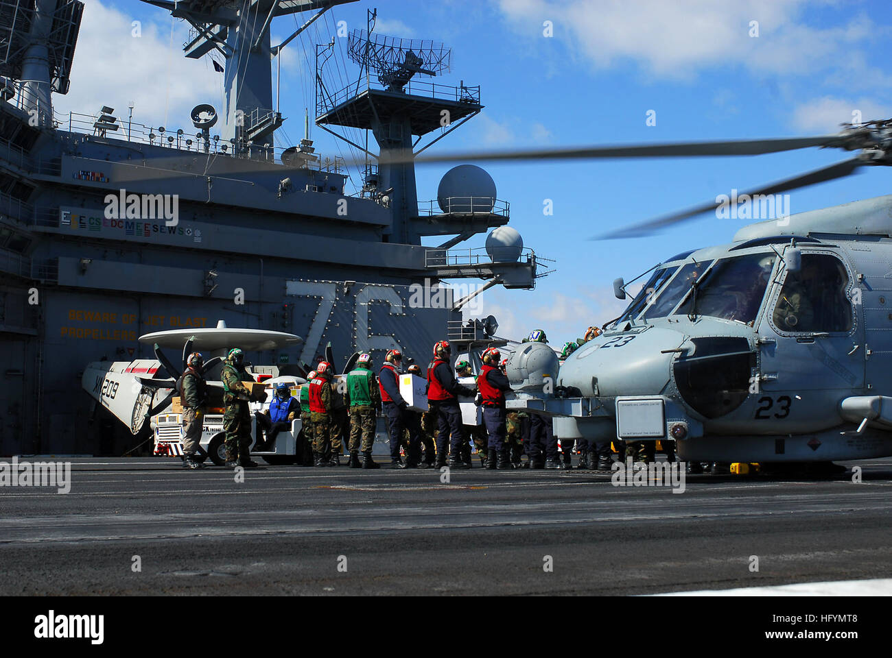 110318-N-GL340-043 OCÉAN PACIFIQUE (18 mars 2011), l'alimentation et de charge marins fournitures humanitaires à bord d'un HH-60H Sea Hawk affecté à l'hélicoptère Black Knights de l'Escadron anti-sous-marin (HS) 4 à bord du porte-avions USS Ronald Reagan (CVN 76). Ronald Reagan est au large des côtes du Japon une aide humanitaire au Japon comme indiqué à l'appui de l'opération Tomodachi. (U.S. Photo par marine Spécialiste de la communication de masse Seaman Apprentice Michael Feddersen/libérés) US Navy 110318-N-GL340-043 ailors charger la nourriture et fournitures humanitaires à bord d'un HH-60H Sea Hawk assig Banque D'Images