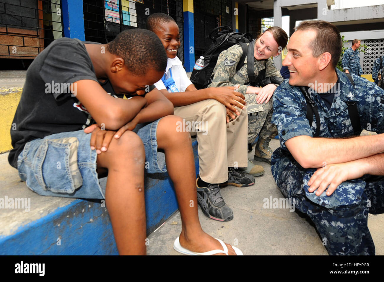 110421-F-FC975-177 KINGSTON, Jamaïque (21 avril 2011) l'Aviation Ordnanceman 3e classe Robert Noonan, à l'avant, de South Boston, N.Y., et Air Force Staff Sgt. Alésia, Goosic de Hurley, Miss., parlez à vue sur le port d'élèves du primaire lors d'une promesse continue 2011 Projet de service communautaire. Promesse continue de cinq mois est une mission d'aide humanitaire pour les Caraïbes, Amérique Centrale et du Sud. (U.S. Photo de l'Armée de l'air par la Haute Airman Kasey fermer/libérés) US Navy 110421-F-FC975-177 les membres de parler avec vue sur le port d'élèves du primaire lors d'une promesse continue de la communauté 2011 s Banque D'Images