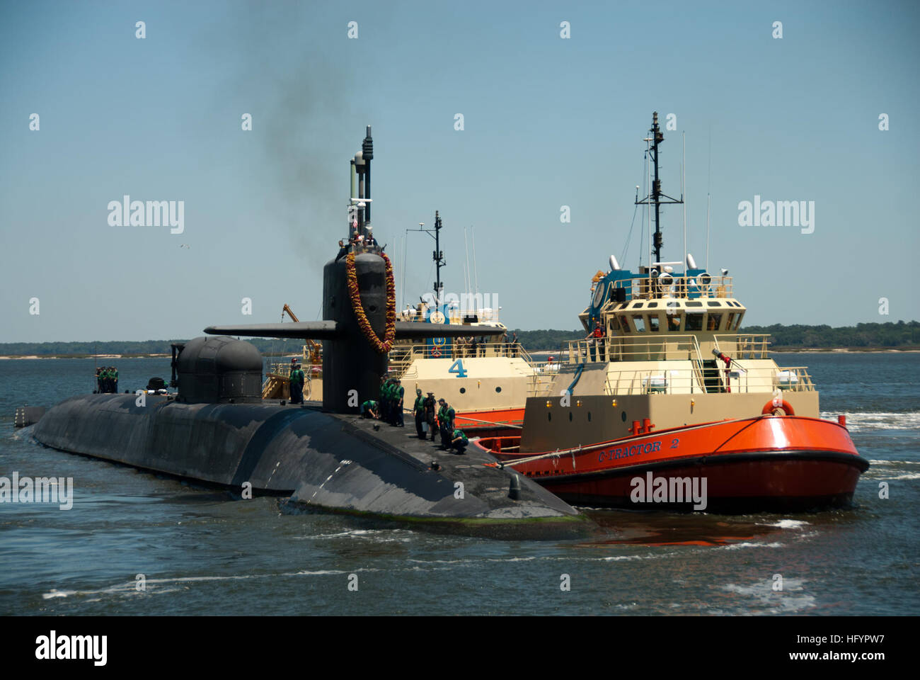 (110429-N-FG395-032) KINGS BAY, Géorgie (29 avril 2011) La classe Ohio-sous-marin lance-missiles USS Florida (SSGN 728) arrive à Naval Submarine Base Kings Bay. La Floride est retourné après 15 mois de déploiement. La Floride a participé à l'opération Odyssey Dawn, devenant le premier sous-marin lance-missiles Tomahawk lancement de missiles d'attaque contre la terre. (U.S. Photo par marine Spécialiste de la communication de masse 1re classe James Kimber/libérés) US Navy 110429-N-FG395-032 l'Ohio-classe de sous-marins lance-missiles USS Florida (SSGN 728) arrive à Naval Submarine Base Kings Bay Banque D'Images