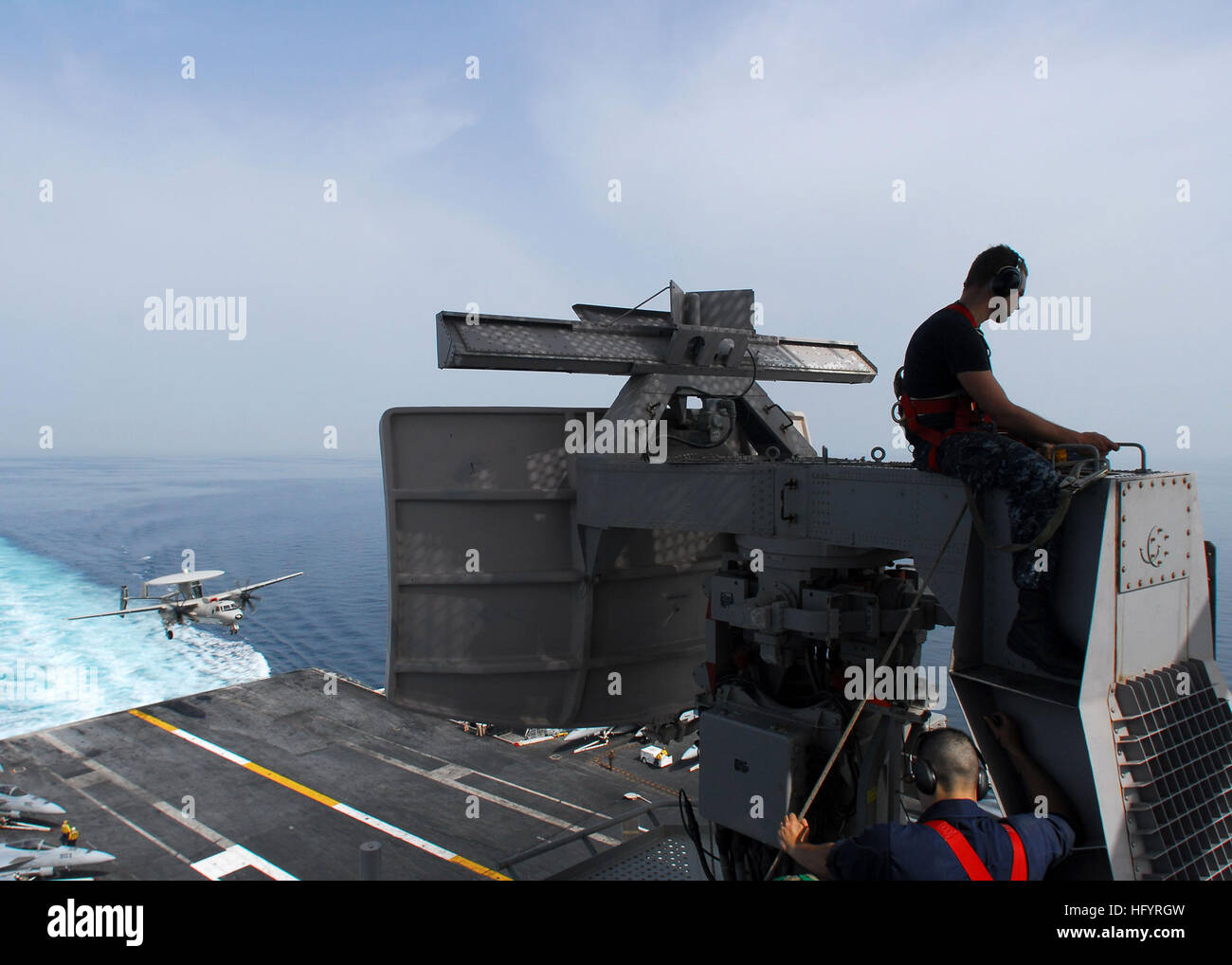 110514-N-SB672-777 Golfe Arabique (14 mai 2011) 3ème classe Technicien en électronique Matthew Graham, de Jacksonville, en Floride, s'occupe de l'entretien sur le SPN-43C et un radar de recherche sur le mât principal du porte-avions USS Ronald Reagan (CVN 76) comme un E-2C Hawkeye affecté à l'Aigles noirs de l'Escadron d'alerte aéroporté (VFF) 113 approches pour un atterrissage. Ronald Reagan et Carrier Air Wing (CVW) 14 sont déployés dans le domaine de la 5e Flotte des États-Unis mène la responsabilité des missions de l'appui aérien rapproché dans le cadre d'opérations Enduring Freedom et New Dawn. (U.S. Photo de la marine par la communication de masse Special Banque D'Images