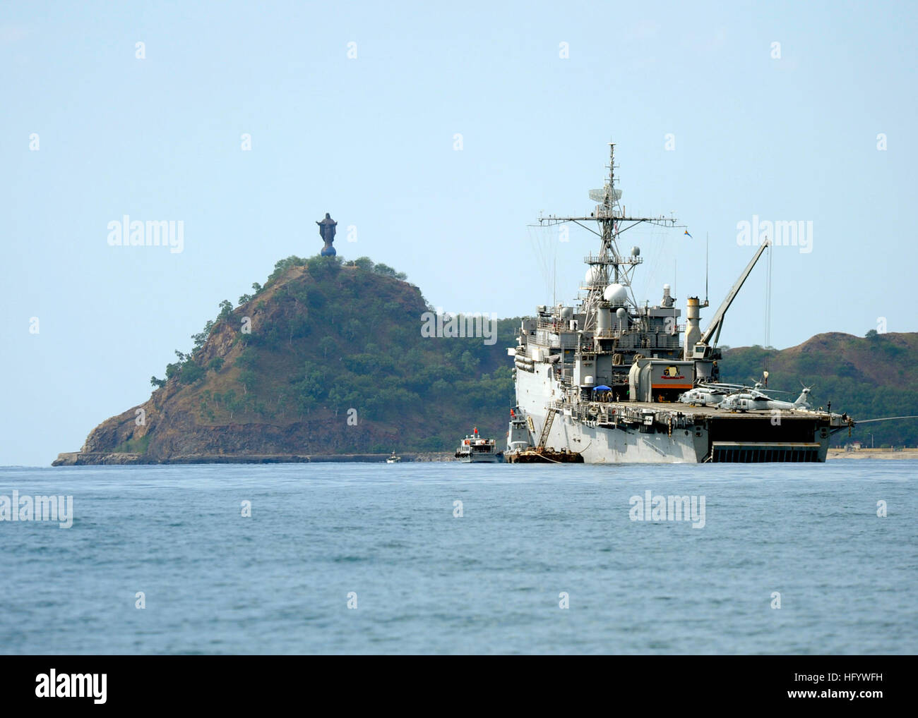 110616-N-YM863-767 TIMOR LESTE (16 juin 2011) des engins de débarquement de l'utilité (LCU) 1665 fournit du personnel et matériel que le dock de transport amphibie USS Cleveland LPD (7) arrive dans le Timor Leste pour Pacific Partnership 2011. Partenariat du Pacifique est un de cinq mois l'aide humanitaire initiative qui a achevé sa mission dans les Tonga et Vanuatu et la Papouasie-Nouvelle-Guinée, et visiterez le Timor Leste, et les États fédérés de Micronésie. (U.S. Photo par marine Spécialiste de la communication de masse 1re classe Eli J. Medellin/libéré) des engins de débarquement de la Marine américaine 1665 du personnel et de l'utilitaire fournit du matériel que l'amphi Banque D'Images