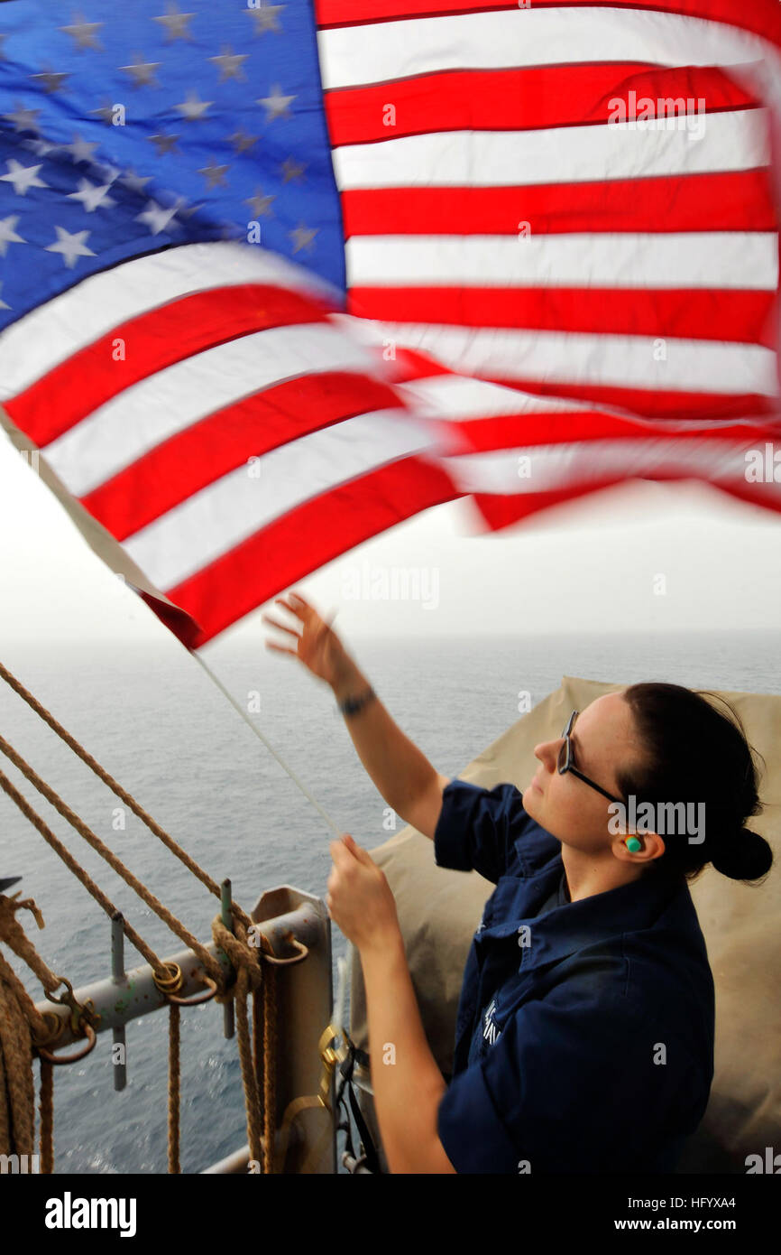 110704-N-EE987-066 en mer d'Oman (4 juillet 2011) matelot timonier, Ingrid, Devinkayne de Transylvanie, définit les couleurs du 4 juillet en l'honneur des membres de l'équipe Seal tombés sur le pont du porte-avions USS Ronald Reagan (CVN 76). Ronald Reagan et Carrier Air Wing (CVW) 14 sont déployés dans le domaine de la 5e Flotte des États-Unis mène la responsabilité des missions de l'appui aérien rapproché dans le cadre de l'opération Enduring Freedom. (U.S. Photo par marine Spécialiste de la communication de masse 3 classe Shawn J. Stewart/libérés) US Navy 110704-N-EE987-066 matelot timonier, Ingrid, Devinkayne ensembles de Transylvanie, Fo Banque D'Images