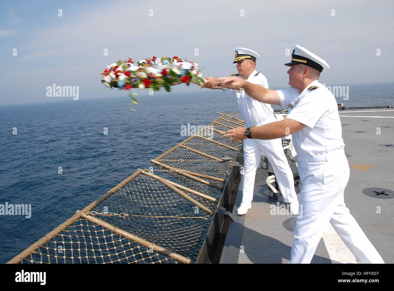 Le cmdr. David Bauer, commandant de la station d'amphibie USS Oak Hill landing ship (LSD 51), et le lieutenant Cmdr. Garry Thorton, aumônier du navire, avec une couronne dans l'Océan Atlantique après une cérémonie en l'honneur de la perte des 230 passagers à bord du vol Trans World Airlines (TWA) 800. Le 17 juillet 1996, à 8 h 19, le Boeing 747 a décollé de l'aéroport international John F. Kennedy à destination de Paris, France, et a explosé à 8 h 31 au large de la côte de Long Island, tuant les 230 passagers à bord. USS Oak Hill 110706-N-VK779-084 Banque D'Images