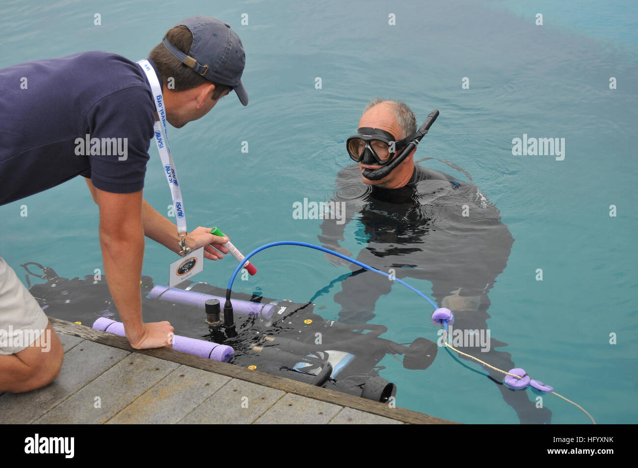 110713-N-ONU340-006 SAN DIEGO (13 juillet 2011) Space and Naval Warfare Systems Center (SSC) Pacifique diver John Pryor aide les membres de l'équipe de l'Université de Floride, Patrick Walters, dans l'eau avec des chèques à la Subjugator contacteront si, un véhicule sous-marin autonome, au cours de la 14e édition du International RoboSub Competition à SSC pacifique. Ce concours, co-parrainé par l'Office of Naval Research et l'Association for unmanned Vehicle Systems International (AUVSI), a attiré plus de 200 étudiants de 30 écoles et de sept pays. (U.S. Photo de la marine par Rick Naystatt/libérés) US Navy 110713-N-ONU3 Banque D'Images