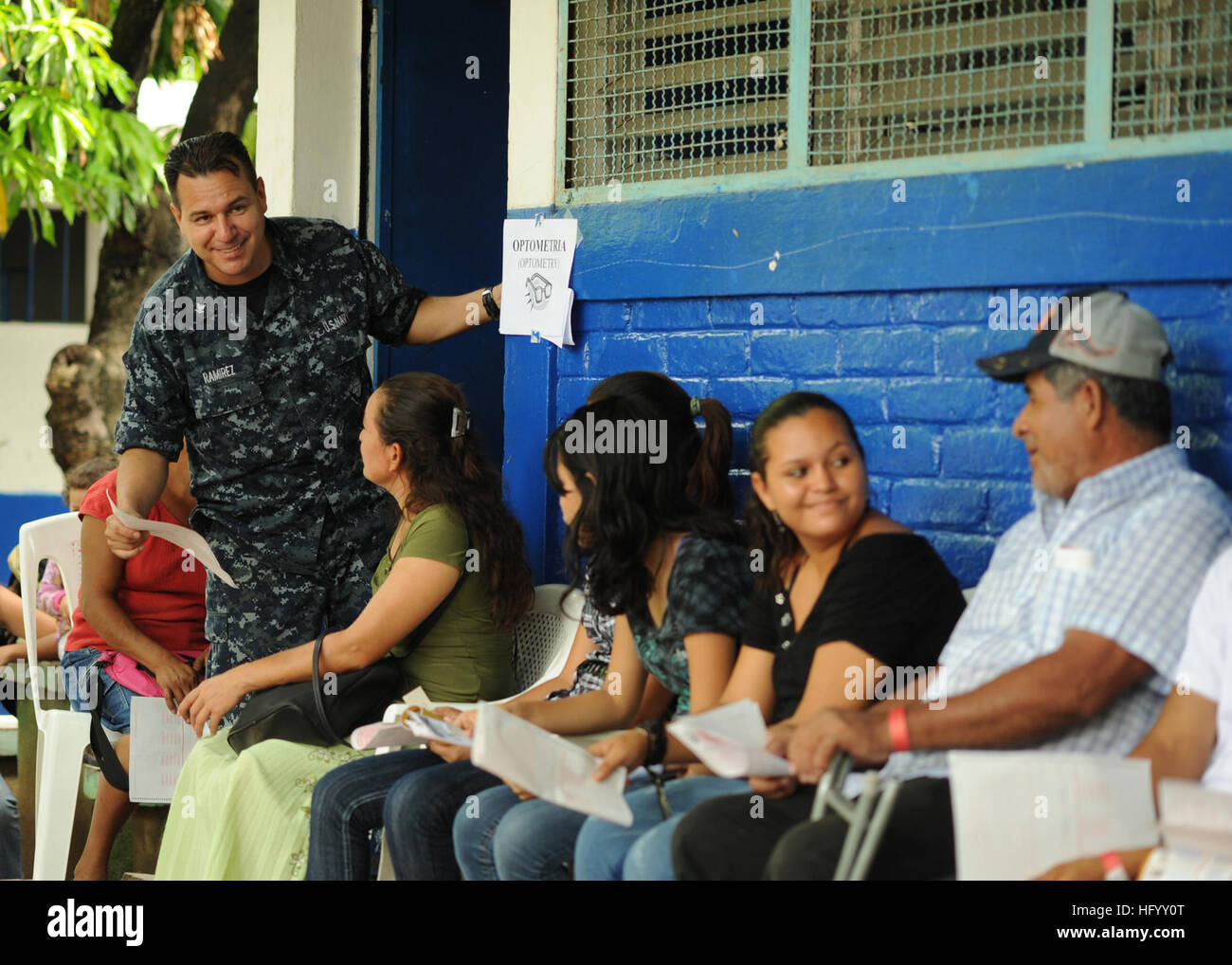 110717-N-NY820-191 ACAJUTLA, El Salvador (17 juillet 2011) 3ème classe Corpsman Hôpital Ricardo Ramirez, de Colombie, d'entretiens avec des patients au cours d'optométrie une promesse continue de services communautaires 2011 projet médical à l'Instituto Nacional de Broken Hill medical site. Promesse continue de cinq mois est une mission d'aide humanitaire pour les Caraïbes, Amérique Centrale et du Sud. (U.S. Photo par marine Spécialiste de la communication de masse 2e classe Eric C. Tretter/libérés) US Navy 110717-N-NY820-191 Hospital Corpsman 3rd Class Ricardo Ramirez, de Colombie, des entretiens avec les patients au cours d'une poursuite d'optométrie Banque D'Images