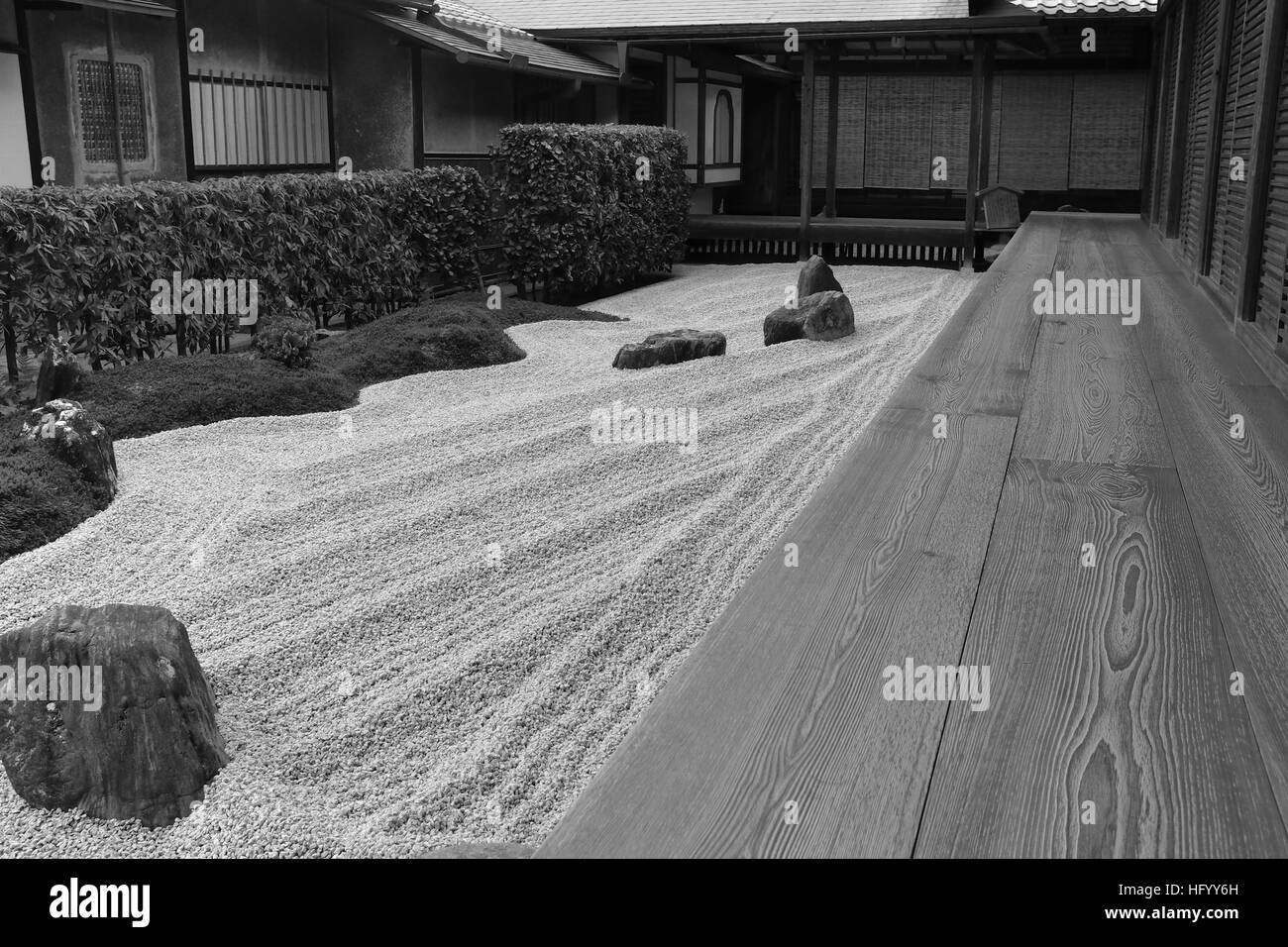 Jardin zen dans un cadre typiquement japonais à Kyoto, Japon. Un jardin de paysage sec spécialement créé évoque la sérénité, la paix, le calme. Banque D'Images