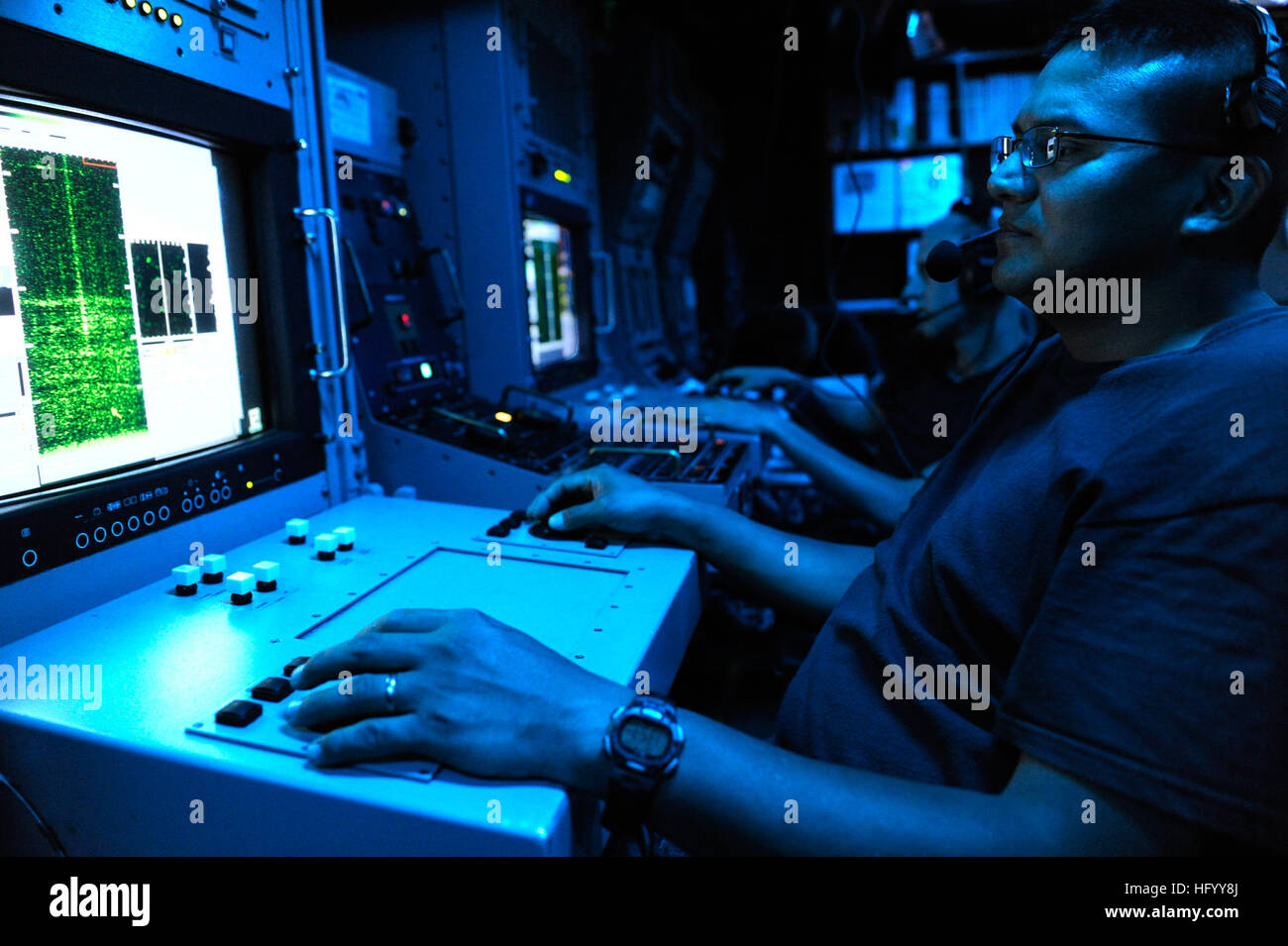 110721-N-WL435-007 golfe arabe (21 juillet 2011) Mineman 2e classe Ray Mares, plomb, technicien sonar exploite la console classées à bord de la lutte contre les mines, le USS mesure Gladiator (MCM) 11 au cours d'une contre-mesure de la formation. Les membres de l'équipe de gladiateurs sont affectés à la lutte contre les mines (HM) de l'Escadron 5, Groupe de travail 52, soutenir la lutte contre les mines dans les opérations de mesure 5e Flotte des États-Unis zone de responsabilité. (U.S. Photo par marine Spécialiste de la communication de masse 1re classe Peter D. Lawlor/libérés) US Navy 110721-N-WL435-007 Mineman 2e classe Ray Mares exploite la console classé à bord d'USS heureux Banque D'Images