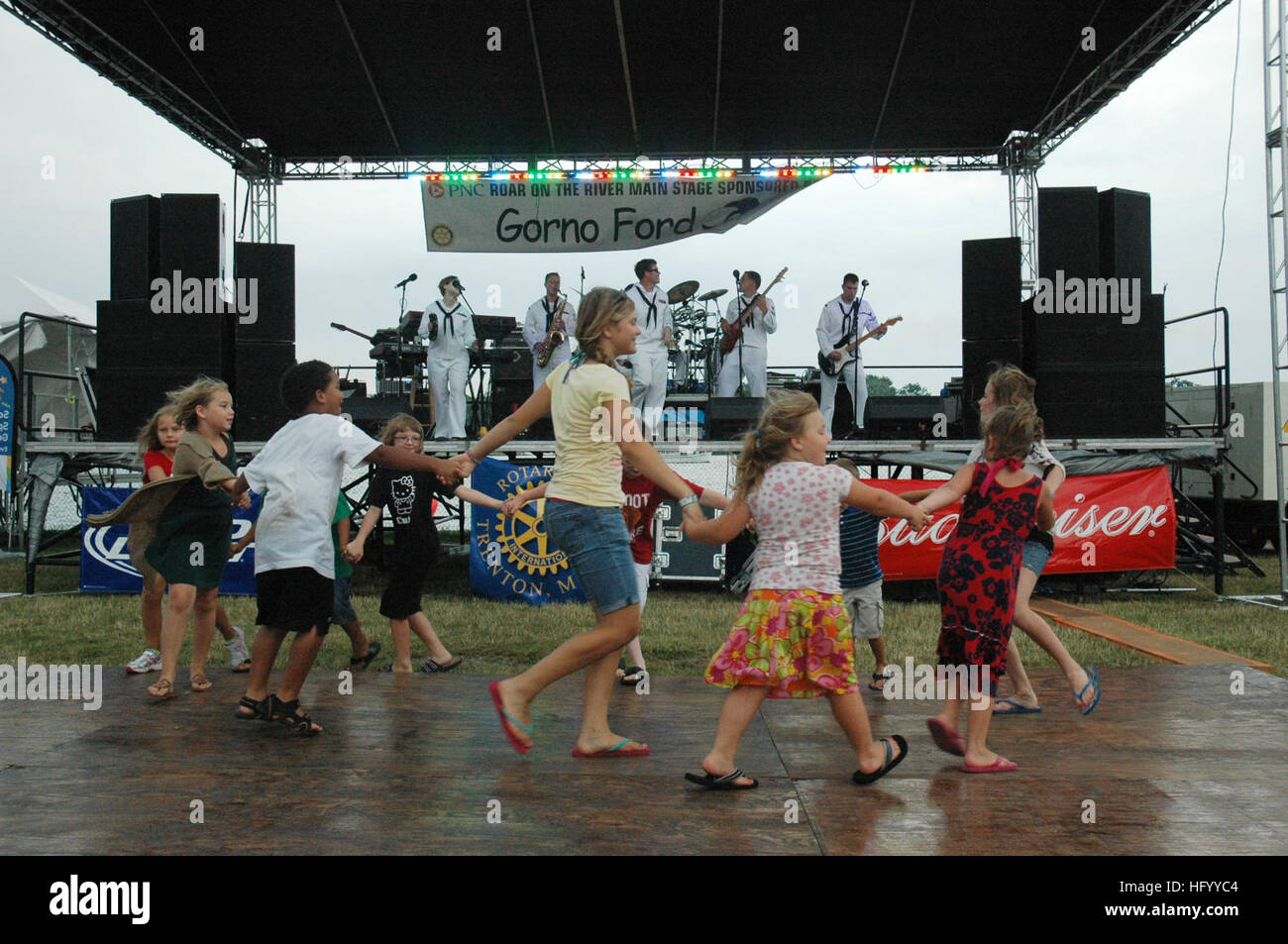 110723-N-XW390-224 TRENTON, Michigan (Juillet 23, 2011) Les enfants de la danse à la U.S. Navy Band band, Horizon, lors de la 61e rugir sur la rivière bateau de courses à Elizabeth Park. L'horizon est l'exécution de l'ensemble de la région métropolitaine de Détroit à l'occasion de la Semaine de la Marine de Detroit 2011, l'un des 21 semaines de la Marine qui ont lieu cette année dans tout le pays. Semaines de la marine sont destinés à mettre en valeur l'investissement américains ont fait dans leur Marine et accroître la sensibilisation dans les villes qui n'ont pas une importante présence de la Marine. (U.S. Photo par marine Chef Spécialiste de la communication de masse Douglas E. Waite/libérés) Banque D'Images