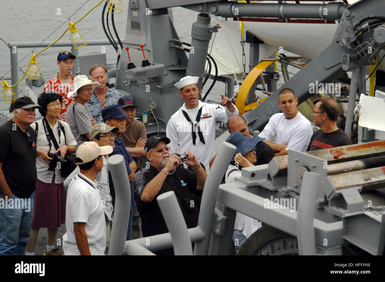 110727-N-OB313-102 LOS ANGELES (27 juillet 2011) Machiniste Mate 3 Classe Marc Miller, affectés à la lutte contre le USS Champion (MCM 4), donne un tour du navire pendant la Semaine de la Marine de Los Angeles 2011. Champion participe à Los Angeles la Semaine de la Marine, l'une des 21 semaines de la Marine qui ont lieu cette année dans tout le pays. Semaines de la marine sont destinés à mettre en valeur l'investissement américains ont fait dans leur Marine et accroître la sensibilisation dans les villes qui n'ont pas une importante présence de la Marine. (U.S. Photo par marine Spécialiste de la communication de masse 2e classe T. J. Ortega/libérés) US Navy 110727-N-OB313-102 Mac Banque D'Images