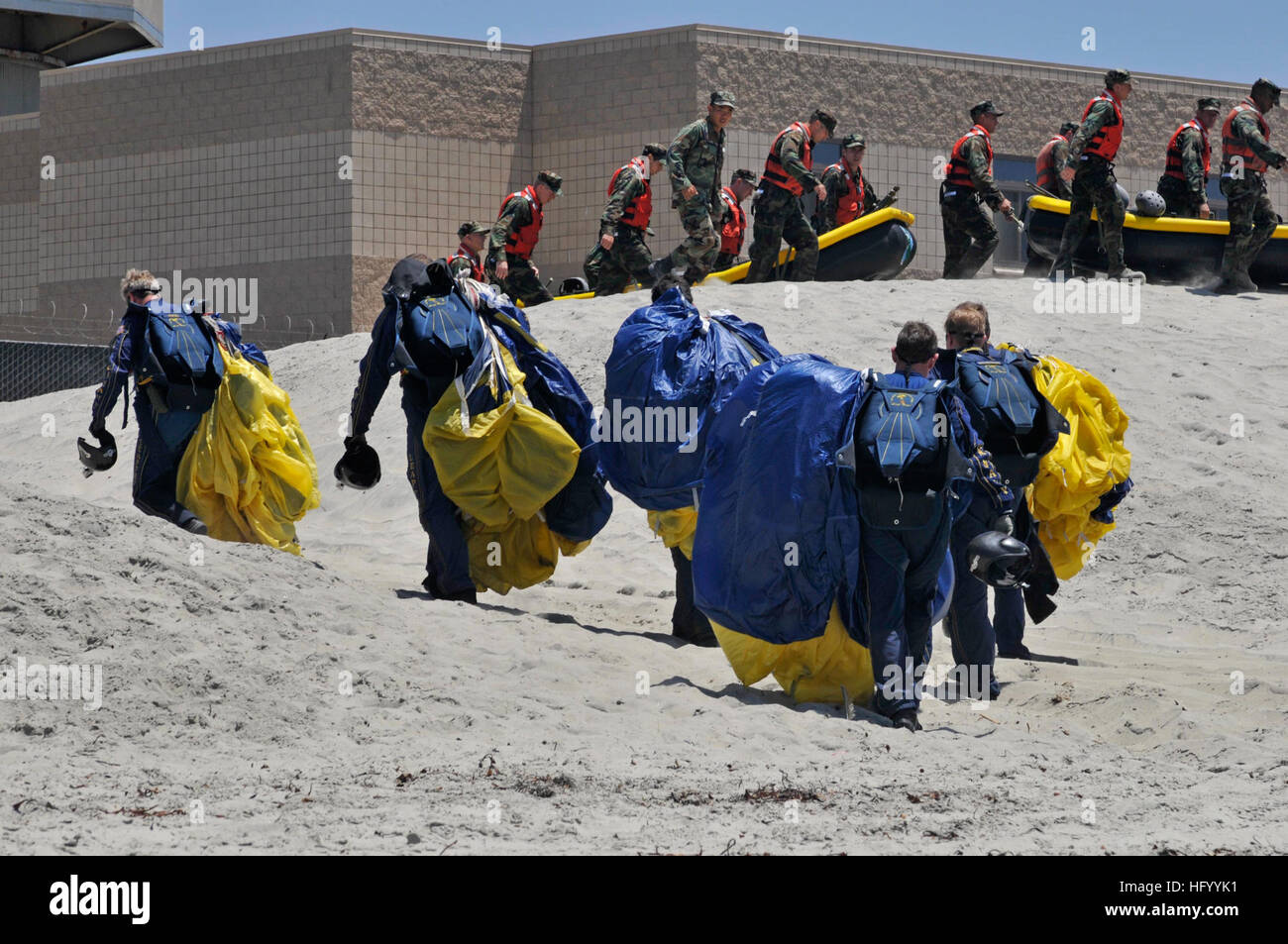 110728-N-GG400-158 SAN DIEGO (28 juillet 2011) Les membres de l'équipe de parachutistes de la Marine américaine, le saut de grenouilles, de quitter leur zone de chute après un saut d'entraînement à la Naval Amphibious Base Coronado de démolition sous-marine de base/JOINT (BUD/S) Class 290 se prépare pour les petits bateaux gonflables (IBS) de la formation. Le saut des grenouilles effectuer des démonstrations de parachutisme aériens à travers les États-Unis à l'appui d'opérations spéciales de la Marine et de recrutement pour la Marine. (U.S. Photo par MARINE MATELOT Jumar T./Balacy) Parution US Navy 110728-N-GG400-158 Le saut de grenouilles, de quitter leur zone de chute après un saut d'entraînement à la Naval Amphibious Base Coronado comme B Banque D'Images 110728-N-GG400-158 SAN DIEGO (28 juillet 2011) Les membres de l'équipe de parachutistes de la Marine américaine, le saut de grenouilles, de quitter leur zone de chute après un saut d'entraînement à la Naval Amphibious Base Coronado de démolition sous-marine de base/JOINT (BUD/S) Class 290 se prépare pour les petits bateaux gonflables (IBS) de la formation. Le saut des grenouilles effectuer des démonstrations de parachutisme aériens à travers les États-Unis à l'appui d'opérations spéciales de la Marine et de recrutement pour la Marine. (U.S. Photo par MARINE MATELOT Jumar T./Balacy) Parution US Navy 110728-N-GG400-158 Le saut de grenouilles, de quitter leur zone de chute après un saut d'entraînement à la Naval Amphibious Base Coronado comme B Banque D'Images