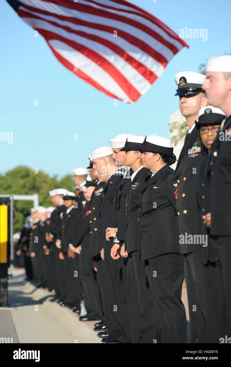 110825-N-RJ218-068 VIRGINIA BEACH, en Virginie (16 août 2000 25, 2011) Les marins affectés au porte-avions USS Theodore Roosevelt (CVN 71) "l'un des rails sur la route de la Virginia Beach Convention Center avant d'une cérémonie en l'honneur des 17 membres de l'Équipe SEAL tombés qui ont perdu la vie le mois dernier dans la province de Wardak, en Afghanistan. Theodore Roosevelt est l'objet d'un plan de ravitaillement en vol, la révision complexe à Newport News Shipbuilding, une division d'Huntington-Ingalls Industries. (U.S. Photo par marine Spécialiste de la communication de masse Seaman John Paul II/Kotara) Parution US Navy 110825-N-RJ218-068 marins affectés à Banque D'Images