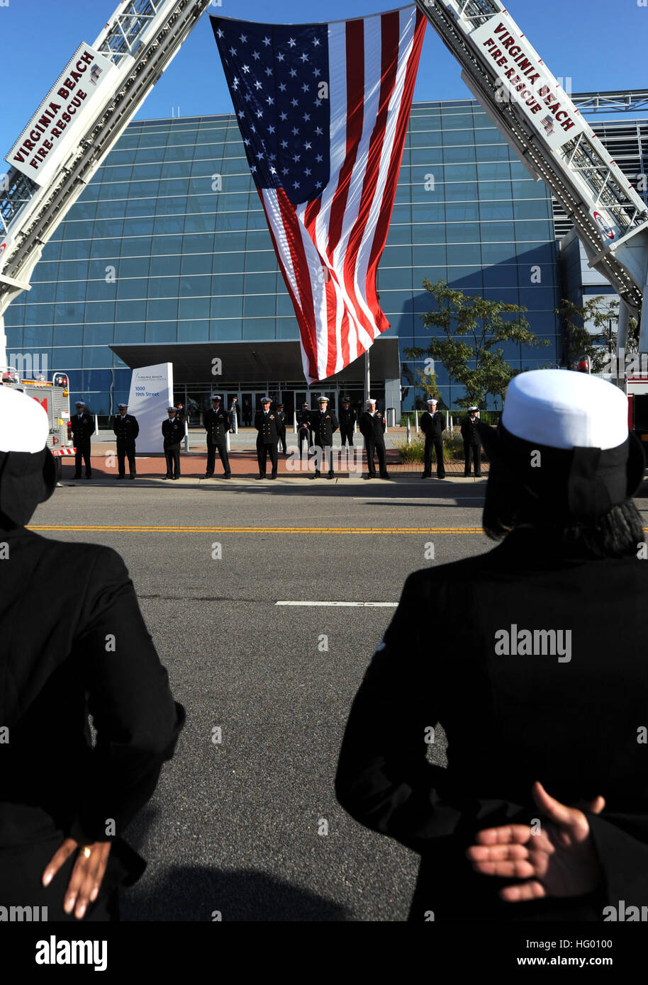 110825-N-RJ218-113 VIRGINIA BEACH, en Virginie (16 août 2000 25, 2011) Près de 1 000 marins affectés au porte-avions USS Theodore Roosevelt (CVN 71) "l'un des rails à l'extérieur du centre de conventions de Virginia Beach en l'honneur des 17 membres de l'Équipe SEAL tombés qui ont perdu la vie le mois dernier dans la province de Wardak, en Afghanistan. Les marins se mit au garde à l'arrivée de la famille et les invités d'honneur présents à l'événement. Theodore Roosevelt est l'objet d'un plan de ravitaillement en vol, la révision complexe à Newport News Shipbuilding, une division d'Huntington-Ingalls Industries. (U.S. Photo de la marine par la communication de masse SP Banque D'Images 110825-N-RJ218-113 VIRGINIA BEACH, en Virginie (16 août 2000 25, 2011) Près de 1 000 marins affectés au porte-avions USS Theodore Roosevelt (CVN 71) "l'un des rails à l'extérieur du centre de conventions de Virginia Beach en l'honneur des 17 membres de l'Équipe SEAL tombés qui ont perdu la vie le mois dernier dans la province de Wardak, en Afghanistan. Les marins se mit au garde à l'arrivée de la famille et les invités d'honneur présents à l'événement. Theodore Roosevelt est l'objet d'un plan de ravitaillement en vol, la révision complexe à Newport News Shipbuilding, une division d'Huntington-Ingalls Industries. (U.S. Photo de la marine par la communication de masse SP Banque D'Images