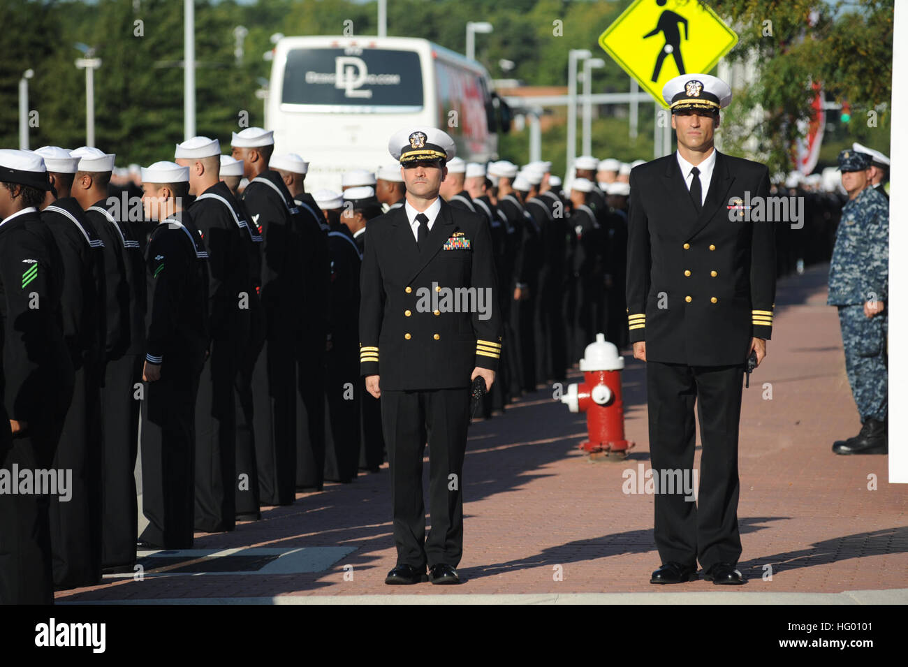 110825-N-RJ218-100 VIRGINIA BEACH, en Virginie (25 août 2011) Près de 1 000 marins affectés au porte-avions USS Theodore Roosevelt (CVN 71) "l'un des rails à l'extérieur du centre de conventions de Virginia Beach en l'honneur des 17 membres de l'Équipe SEAL tombés qui ont perdu la vie le mois dernier dans la province de Wardak, en Afghanistan. Les marins se mit au garde à l'arrivée de la famille et les invités d'honneur présents à l'événement. Theodore Roosevelt est l'objet d'un plan de ravitaillement en vol, la révision complexe à Newport News Shipbuilding, une division d'Huntington-Ingalls Industries. (U.S. Photo de la marine par la communication de masse spec Banque D'Images