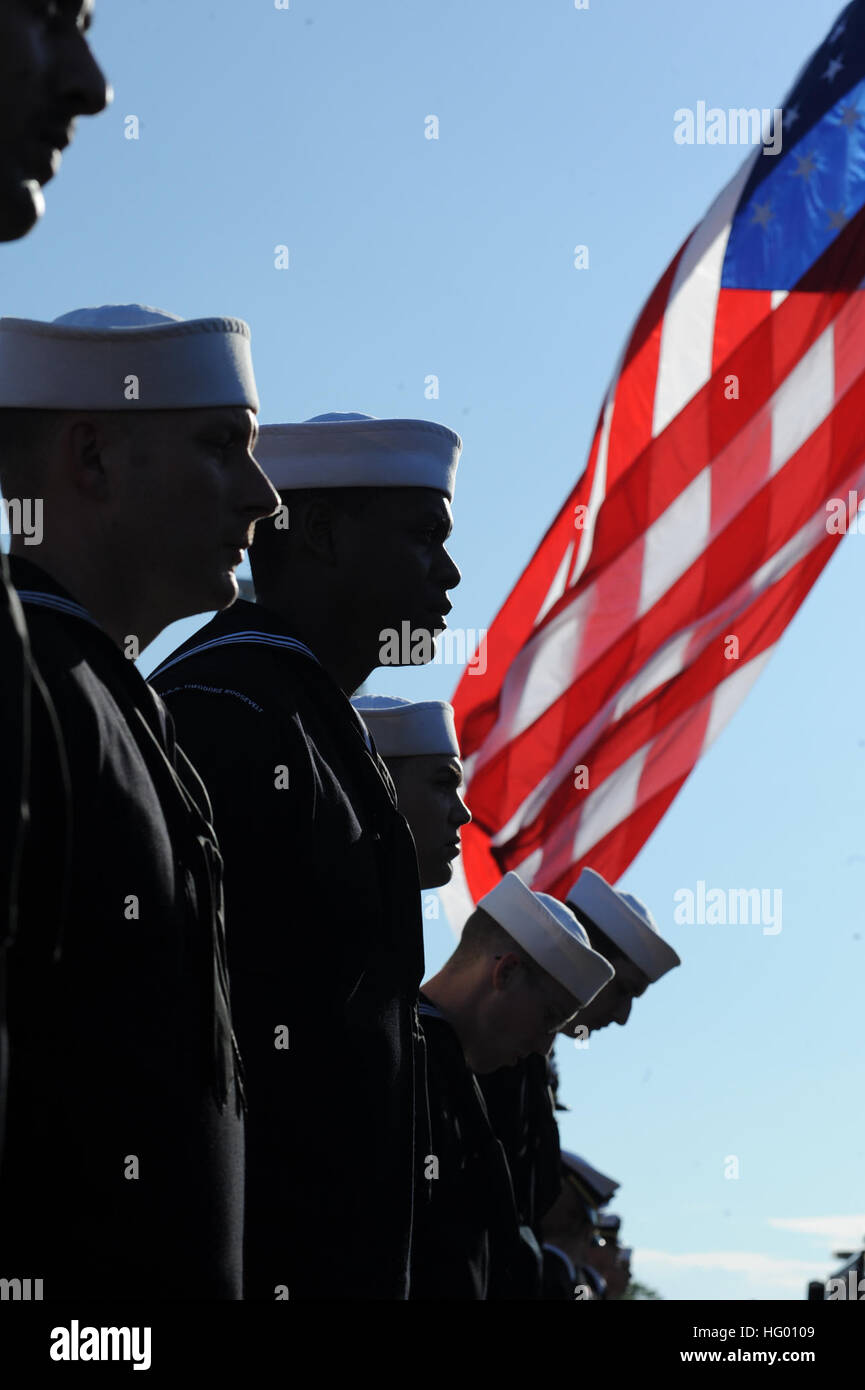 110825-N-RJ218-145 VIRGINIA BEACH, en Virginie (16 août 2000 25, 2011) Près de 1 000 marins affectés au porte-avions USS Theodore Roosevelt (CVN 71) "l'un des rails à l'extérieur du centre de conventions de Virginia Beach en l'honneur des 17 membres de l'Équipe SEAL tombés qui ont perdu la vie le mois dernier dans la province de Wardak, en Afghanistan. Les marins se mit au garde à l'arrivée de la famille et les invités d'honneur présents à l'événement. Theodore Roosevelt est l'objet d'un plan de ravitaillement en vol, la révision complexe à Newport News Shipbuilding, une division d'Huntington-Ingalls Industries. (U.S. Photo de la marine par la communication de masse SP Banque D'Images 110825-N-RJ218-145 VIRGINIA BEACH, en Virginie (16 août 2000 25, 2011) Près de 1 000 marins affectés au porte-avions USS Theodore Roosevelt (CVN 71) "l'un des rails à l'extérieur du centre de conventions de Virginia Beach en l'honneur des 17 membres de l'Équipe SEAL tombés qui ont perdu la vie le mois dernier dans la province de Wardak, en Afghanistan. Les marins se mit au garde à l'arrivée de la famille et les invités d'honneur présents à l'événement. Theodore Roosevelt est l'objet d'un plan de ravitaillement en vol, la révision complexe à Newport News Shipbuilding, une division d'Huntington-Ingalls Industries. (U.S. Photo de la marine par la communication de masse SP Banque D'Images