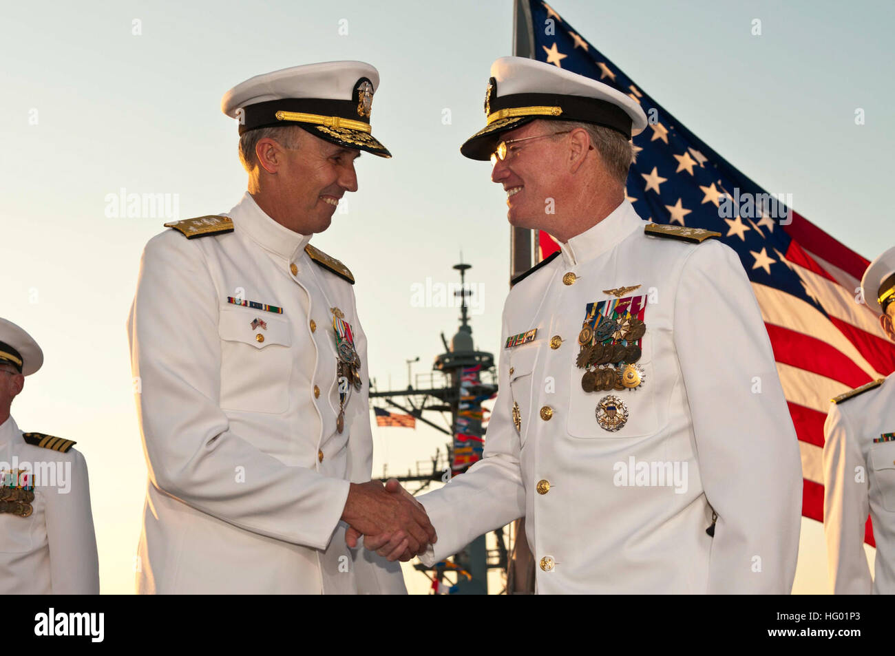 110907-N-CZ945-273 Yokosuka, Japon (sept. 7, 2011). Patrick M. Walsh, commandant de la flotte américaine du Pacifique, félicite Vice Adm. Scott R. Van Buskirk sur réception de la Médaille du service distingué lors de la 7ème Flotte américaine cérémonie de passation de commandement tenue sur le pont d'envol du navire de commandement USS Blue Ridge (CAC 19). Vice-amiral. Scott H. Swift soulagé Vice Adm. Scott R. Van Buskirk comme commandant de la 7ème flotte américaine, la plus grande flotte d'NavyÕs numérotés couvrant 48 millions de milles carrés du Pacifique et l'Océan Indien, à partir de la ligne de changement de date pour les eaux situées à l'Est de l'Afrique. (U.S. Photo par Marine M Banque D'Images