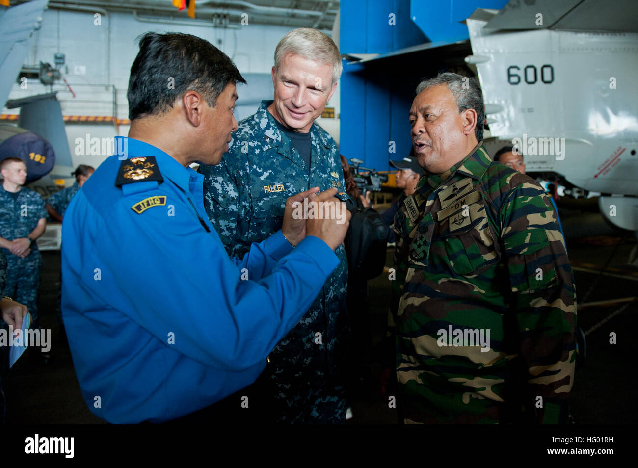 110909-N-BT887-072 détroit de Malacca (sept. 9, 2011) Arrière Adm. Craig Faller, commandant de la John C. Stennis, groupe parle avec Y.Bhg. Général Tan Sri Sri Zulkifeli DatoÕ Bin Mohd Zin et Y.Bhg. Vice-amiral. Datuk Ahmad Kamarulzaman bin Hj Ahmad Badaruddin à bord du porte-avions de classe Nimitz USS JOHN C. STENNIS (CVN 74). John C. Stennis a accueilli l'ambassadeur américain à la Malaisie Paul W. Jones et 21 visiteurs distingués de l'armée de la Malaisie. (U.S. Photo par marine Spécialiste de la communication de masse Benjamin 3ème classe Crossley/libérés) US Navy 110909-N-BT887-072 John C. Stenn Banque D'Images