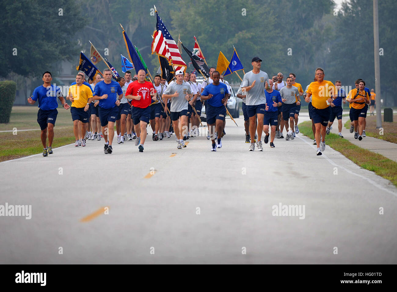 Les chefs de file et les petits officiers courent en formation lors du 10e anniversaire 9/11 Memorial 5K à NAS Jacksonville, honorant les victimes des attaques terroristes de 2001. Banque D'Images