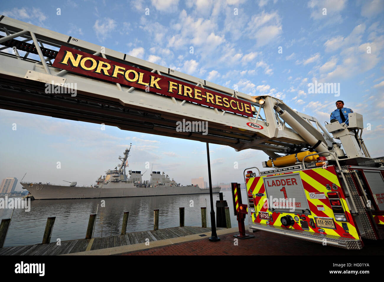 L’USS Cole et les véhicules d’intervention d’urgence servent de toile de fond à une cérémonie du souvenir de 9/11 à Norfolk, marquant le dixième anniversaire des attaques contre les États-Unis Banque D'Images