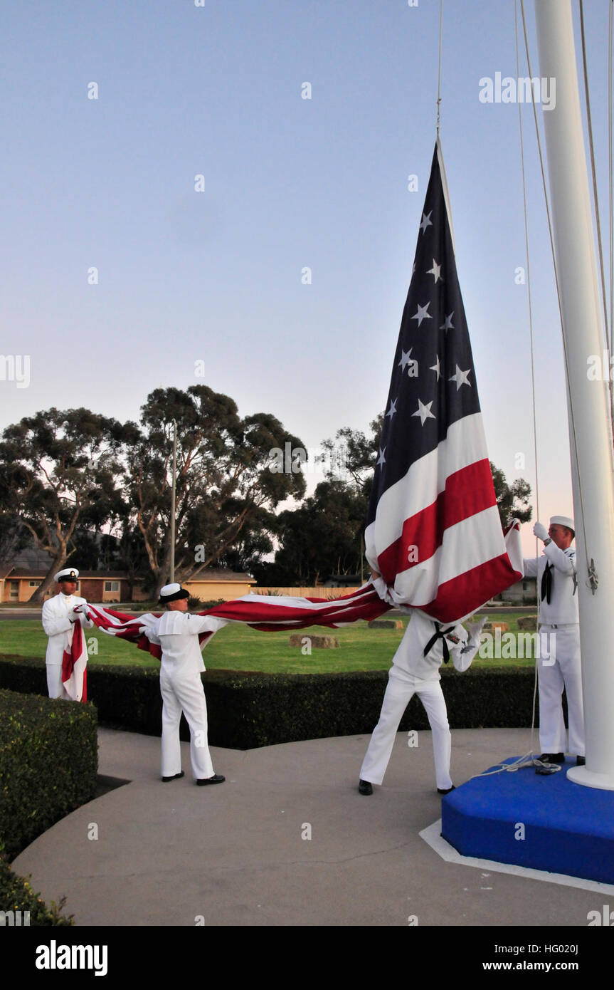 Les sous-officiers en chef baissent le drapeau américain lors d'une cérémonie commémorant le dixième anniversaire des attentats terroristes du 11 septembre 2001 à l'installation navale Pt. Magu, Californie. Banque D'Images