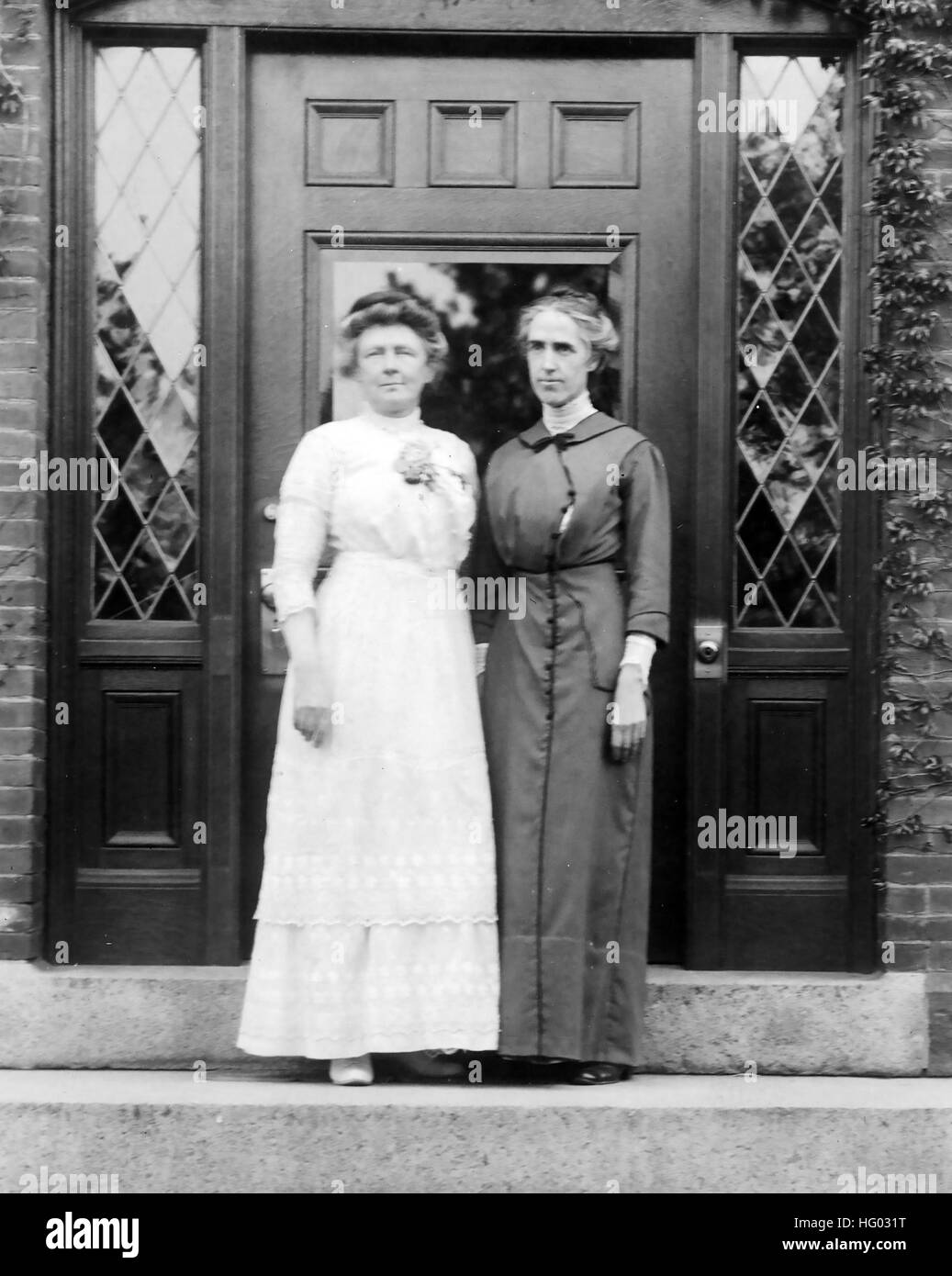 ANNIE JUMP CANON (1863-1941) astronome américain à gauche avec collègue astronome Henrietta Swan Levitt en 1913. Photo : Harvard College Banque D'Images