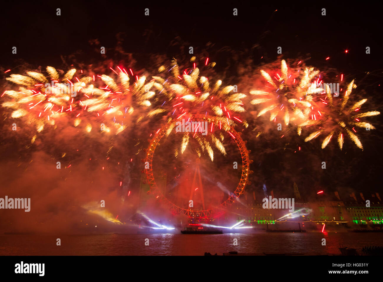 Un spectaculaire feu d'artifice se félicite de la nouvelle année, 2017, à Londres, sur la Tamise. Banque D'Images