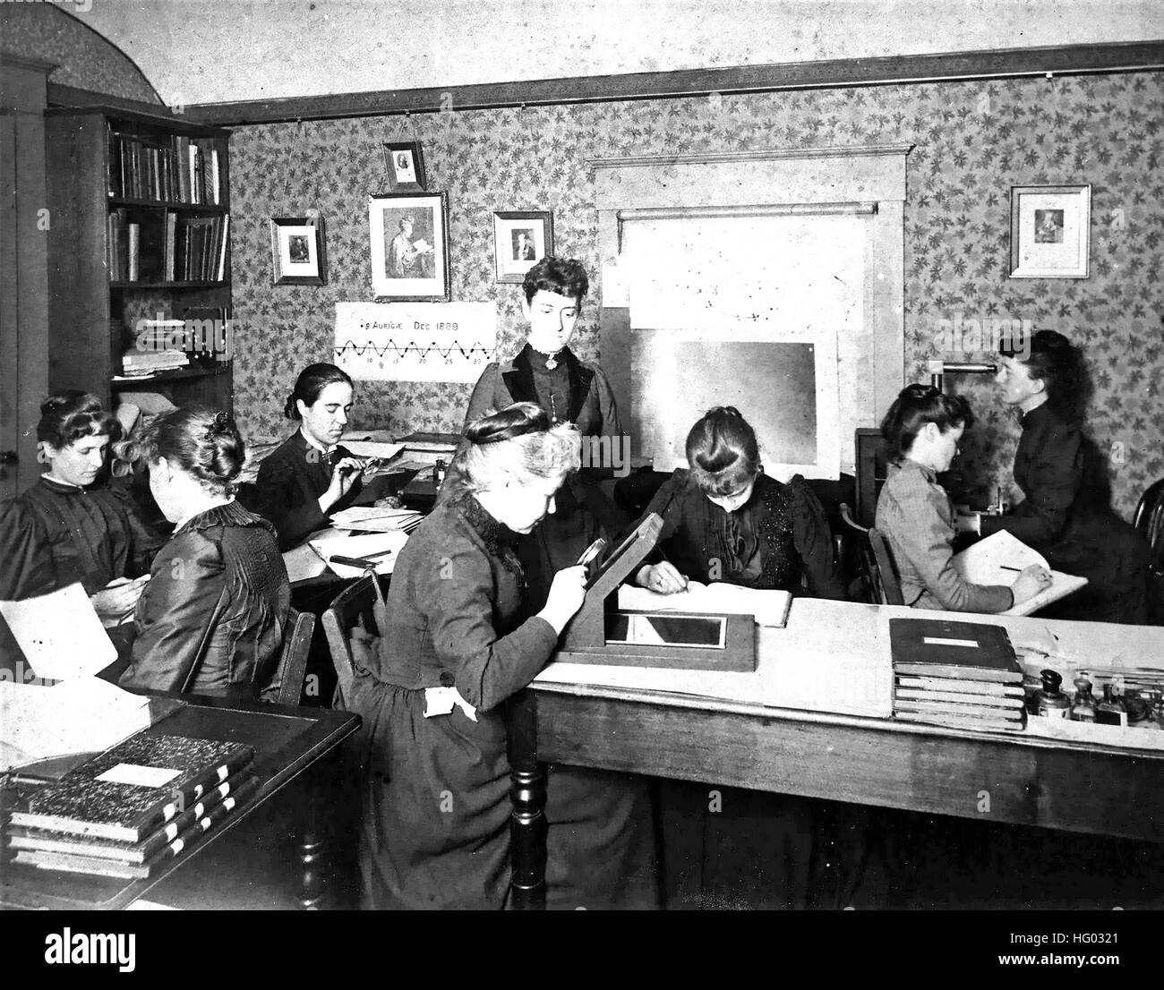 EDWARD PICKERING (1846-1919) physicien américain. Certains des soi-disant le harem de Pickering groupe de femmes en informatique de l'Observatoire de Harvard College en 1889. Photo : Harvard College Banque D'Images