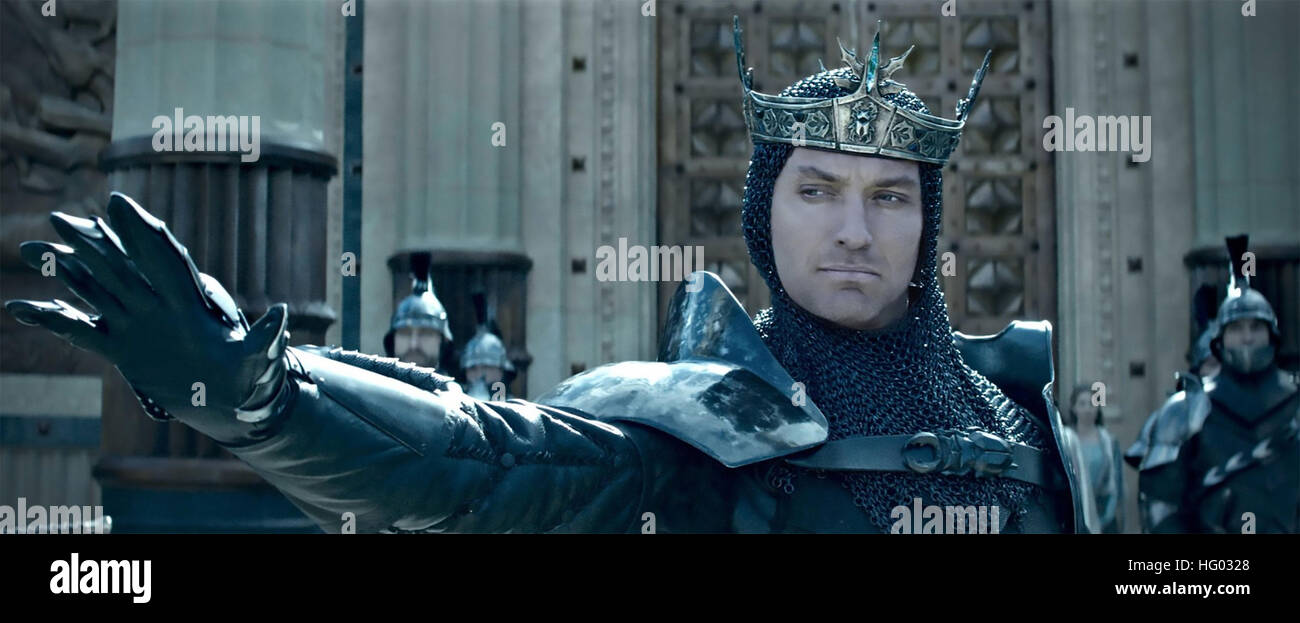 Le ROI ARTHUR : LÉGENDE DE L'ÉPÉE 2017 Warner Bros film avec Jude Law comme Vortigern Banque D'Images
