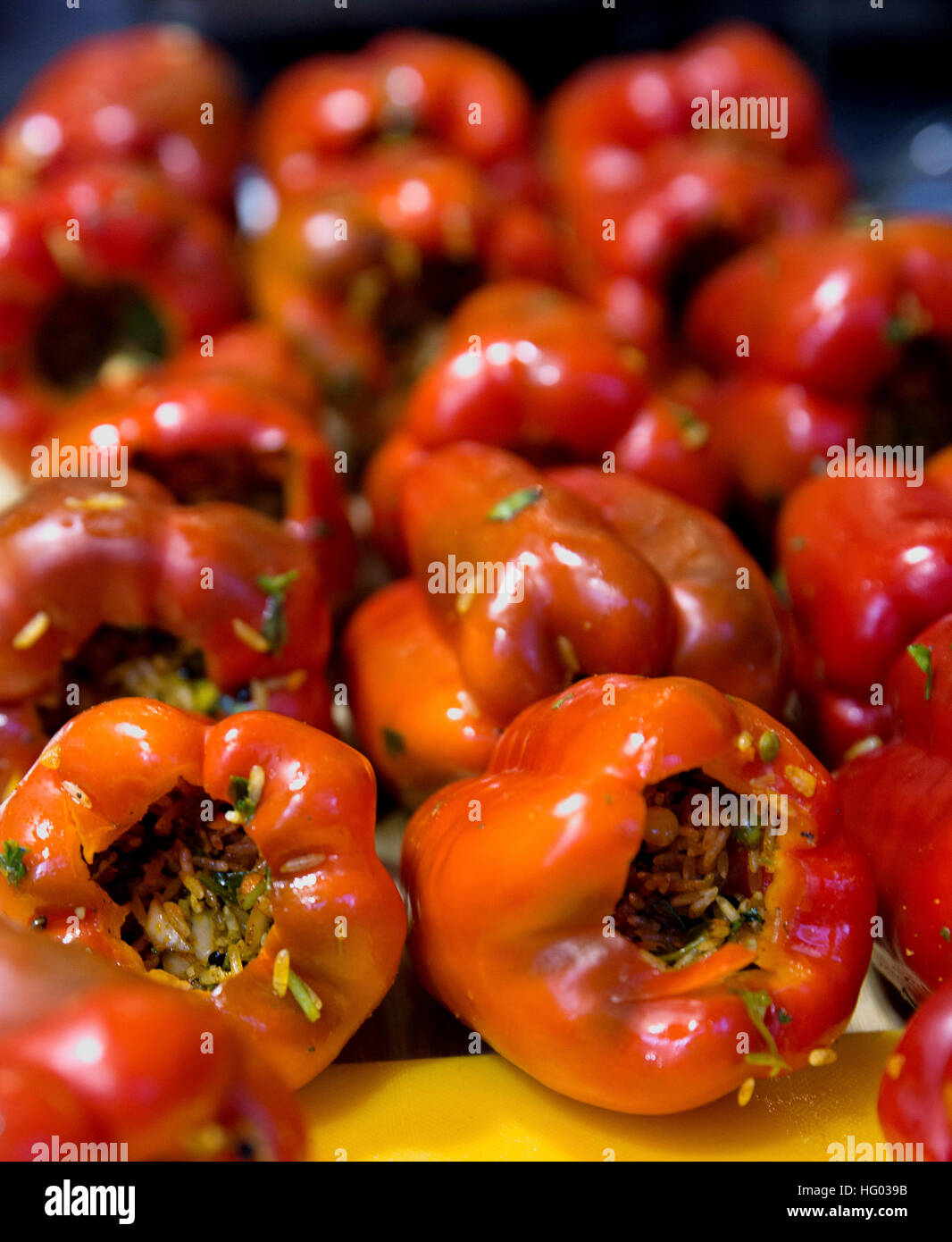 Poivrons rouges farcis avec du riz et de la viande hachée Banque D'Images