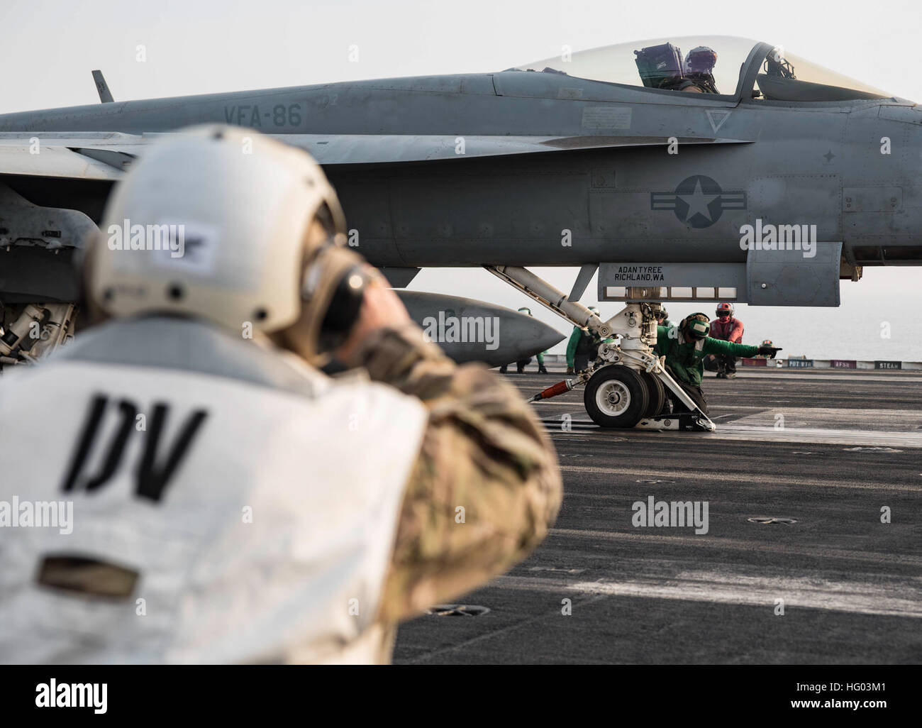 160805-N-OU652-303 Golfe Arabique (Aug. 5, 2016) - La présence d'un visiteur du Commandement central des États-Unis relève des opérations de vol de jour sur le pont du porte-avions USS Dwight D. Eisenhower (CVN 69) (Ike). Ike et son Groupe aéronaval sont déployés à l'appui de l'opération inhérents à résoudre, les opérations de sécurité maritime et les efforts de coopération en matière de sécurité dans le théâtre dans la 5e flotte américaine zone d'opérations. (U.S. Photo par marine Spécialiste de la communication de masse 3 classe J. Alexander Delgado/relâché), USS Dwight D. Eisenhower 160805 Déploiement-N-OU652-303 Banque D'Images